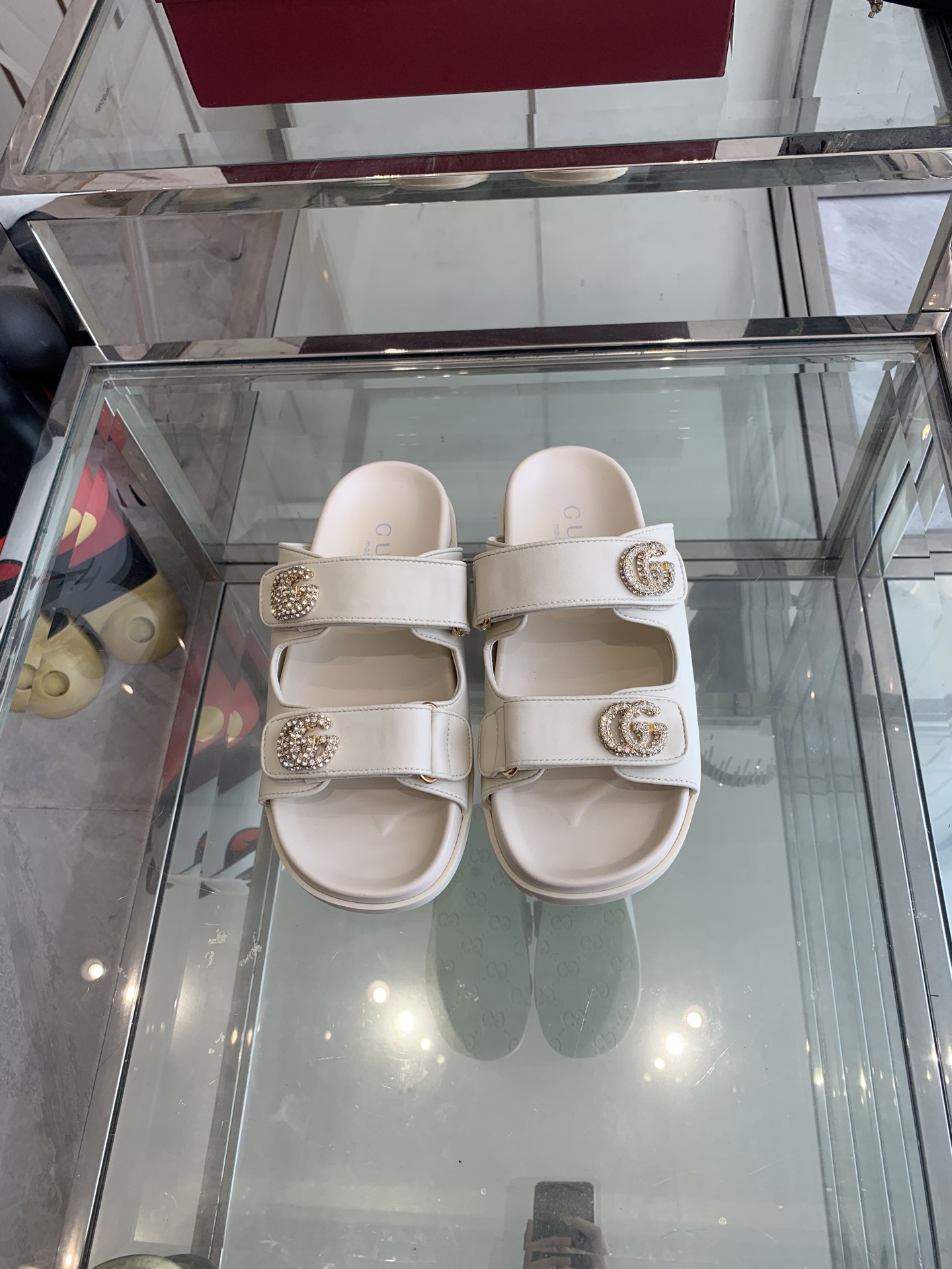 NO:265633,Gucci Spring and summer new product Double G diamond buckle leather sandals This sandal is made of GG canvas, embellished with a discerning double G logo. It is equipped with light gold tones, injecting a touch of exquisite and elegant atmosphere into the entire design. A versatile M-multi-skirt, pants, internet celebrities are super fashionable when paired with different colors of socks. Original custom cowhide/Yang Jing Neili custom sheepskin Rubber outsole Size 35-40 (40 custom made), slippers, gucci, sandals, slippers, skirts, cowhide, sheepskin, sheep, socks19860909Gucci 春夏新品 双G钻扣皮面凉拖这款凉鞋以GG帆布匠心打造,缀饰一眼可辨的双G标识 配以浅金色调配件,为整个设计注入一抹精致优雅气息 百搭M多裙子 裤子 网红搭配不同颜色袜子穿也超级洋气 原版定制牛皮/羊京内里定制羊皮 橡胶大底 码数35-40（40定做）,拖鞋,gucci,sandals,slippers,skirts,cowhide,sheepskin,sheep,socks,Women's Shoes