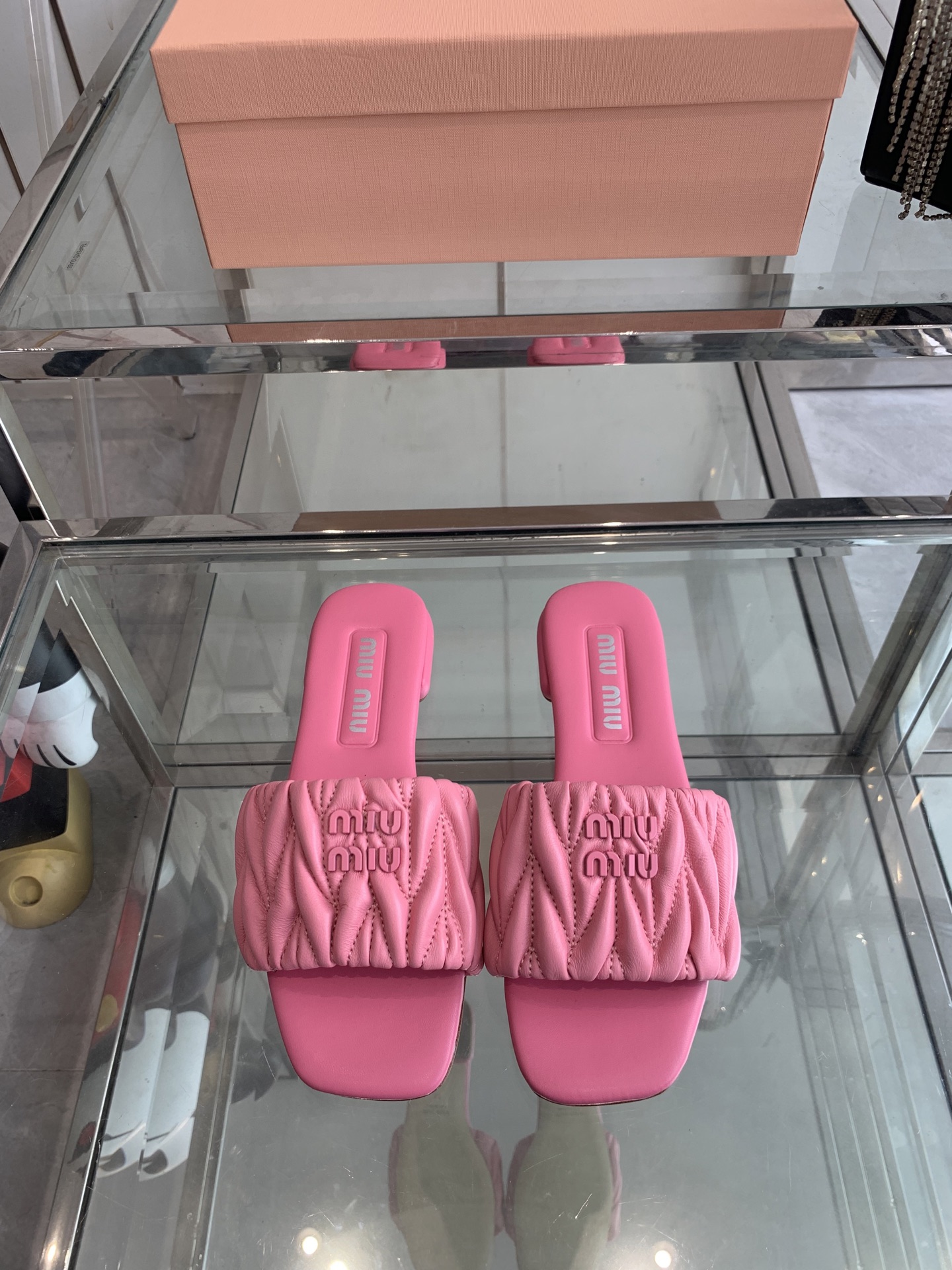 NO:265656,Miu Miu Miu Spring and summer flat lambskin sandals Zp development Original disassembly paired diamond pattern Miumiu is really too girly Lambskin super soft and glutinous, super comfortable Shoe face version diamond lambskin (metal logo) Sole Italian leather outsole Size 35-39 (40.41. Custom made), slippers, miumiu, slippers, sheepskin, Leather soles19860909Miu Miu缪缪 春夏平底小羊皮凉拖鞋 Zp开发 原版拆卸 对版菱格纹 miumiu真的太少女啦 小羊皮超级软糯 舒适度超高 鞋面对版菱格小羊皮（金属小logo） 鞋底意大利真皮大底 码数35-39（40.41.定做）,拖鞋,miumiu,slippers,sheepskin,Leather soles,Women's Shoes