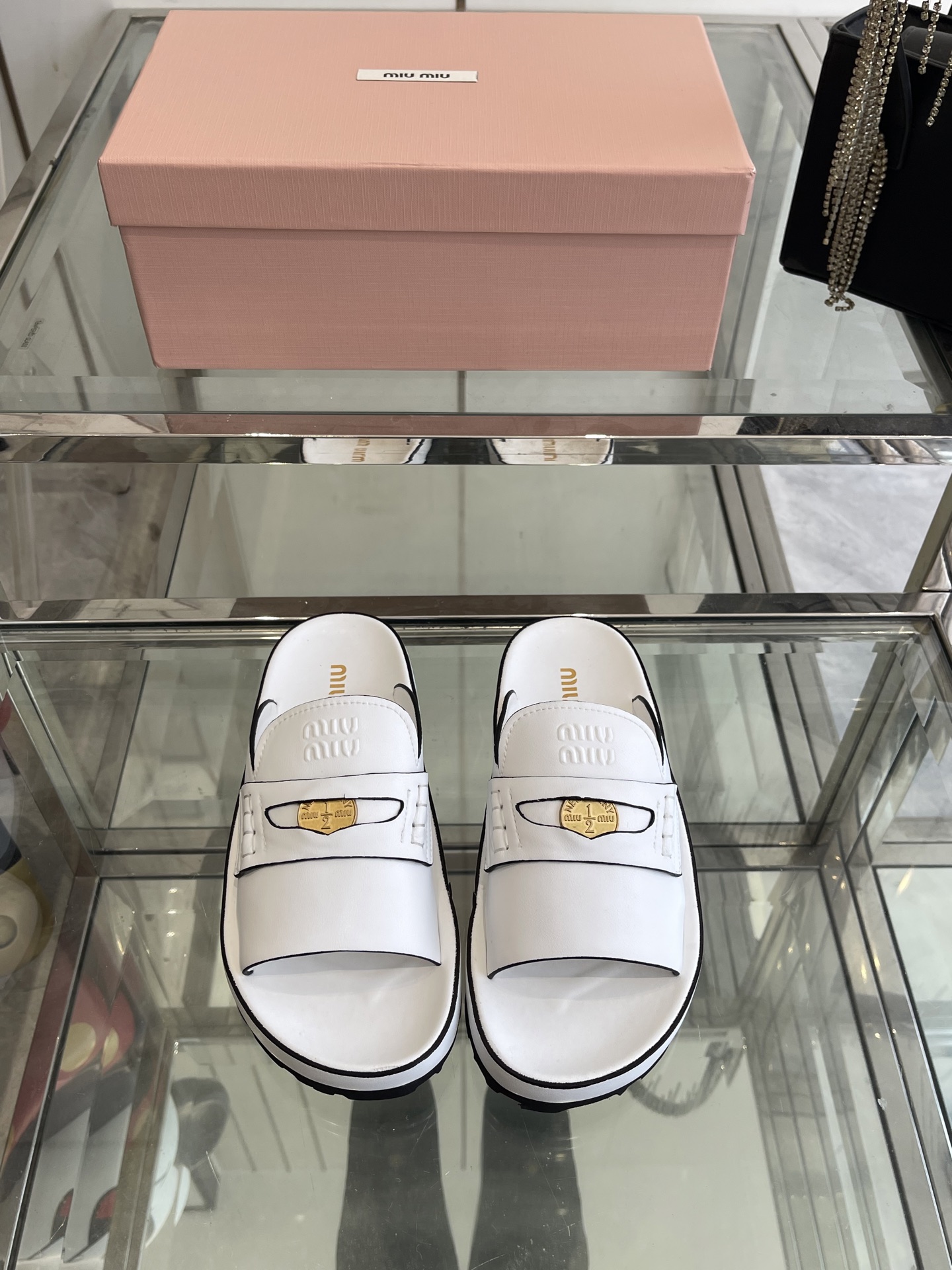 NO:265638,Miu Miu Miu 25ss spring and summer new style gold coin beach slippers Metal letters micro marks are rich in contrasting color effect, sheepskin milk is super soft and soft and skin-friendly, thick sole waterproof and high-rise upper/foot pad Custom imported lambskin original mold-open anti-slip sole Size 35-40 (customized for 40), slippers, miumiu, slippers, sheepskin19860909Miu Miu缪缪 25ss春夏新款 金币沙滩拖鞋 金属字母微标富有撞色效果,羊皮奶呼呼超级软糯 柔软亲肤 厚底防水增高 鞋面/垫脚 定制进口小羊皮原版开模防滑大底 码数35-40（40定做）,拖鞋,miumiu,slippers,sheepskin,Women's Shoes