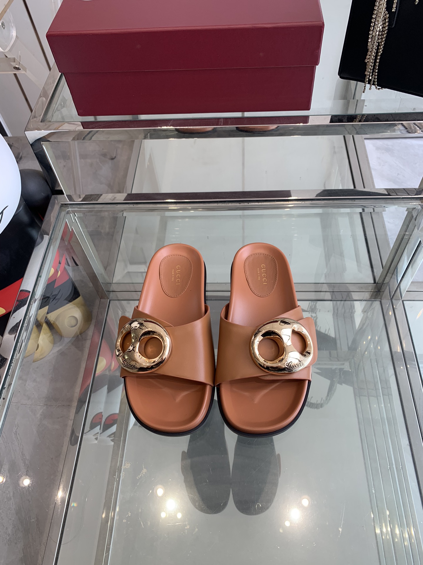 NO:265635,Gucci Spring and Summer New Products Metal buckles Sneakers Craftsmanship Creatively embellishes the latest design hardware buckles that can be seen at a glance, equipped with light gold tones, injecting a touch of exquisite and elegant atmosphere into the entire design Original custom cowhide Customized sheepskin Inside Rubber outsole Size 35-40 (40 custom made), slippers, gucci, slippers, cowhide, sheepskin19860909Gucci 春夏新品 金属扣凉拖 匠心打造 缀饰一眼可辨的最新设计五金扣,配以浅金色调配件 为整个设计注入一抹精致优雅气息 原版定制牛皮 内里定制羊皮  橡胶大底 码数35-40（40定做）,拖鞋,gucci,slippers,cowhide,sheepskin,Women's Shoes