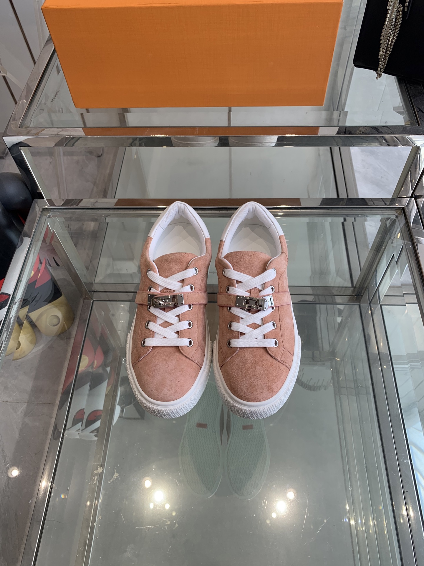 NO:265650,Women's style Hermes Kelly buckle loafer style Sports shoes Couple style Top version Synchronized counter new details are particularly attentive Elegant splicing elements Fashionable fly-woven lace-up method Add a casual atmosphere Create a fashionable urban style Perfectly fit the foot shape, naturally outline the fashionable outline to achieve visual impact effect Fully interpret a different sports style Imported cowhide fabric, Canvas material inner lining Yangjing/foot-pad mixed-bred sheepskin original mold opening tpu outsole Size 35-45 (four 40, men 45 customized), casual shoes/sports, hermes, hermes, loafers, sneakers, cowhide, sheepskin, sheep19860909女款 男款 Hermes爱马仕 Kelly扣 乐福鞋风格 运动鞋板鞋 情侣款 顶级版本  同步专柜上新 鞋子的每一个细节都特别用心 雅致的拼接元素 时尚飞织系带方式 增添休闲的气息 打造时尚都市造型  完美契合脚型,自然的勾勒出时尚的轮廓 达到视觉上的冲击效果 充分演绎不一样的运动风格 面料进口牛皮 帆布材质内里羊京/垫脚混种羊皮原版开模tpu 大底 码数35-45（女40 男45订做）,休闲鞋/运动鞋,hermes,hermes,loafers,sneakers,cowhide,sheepskin,sheep,Women's Shoes