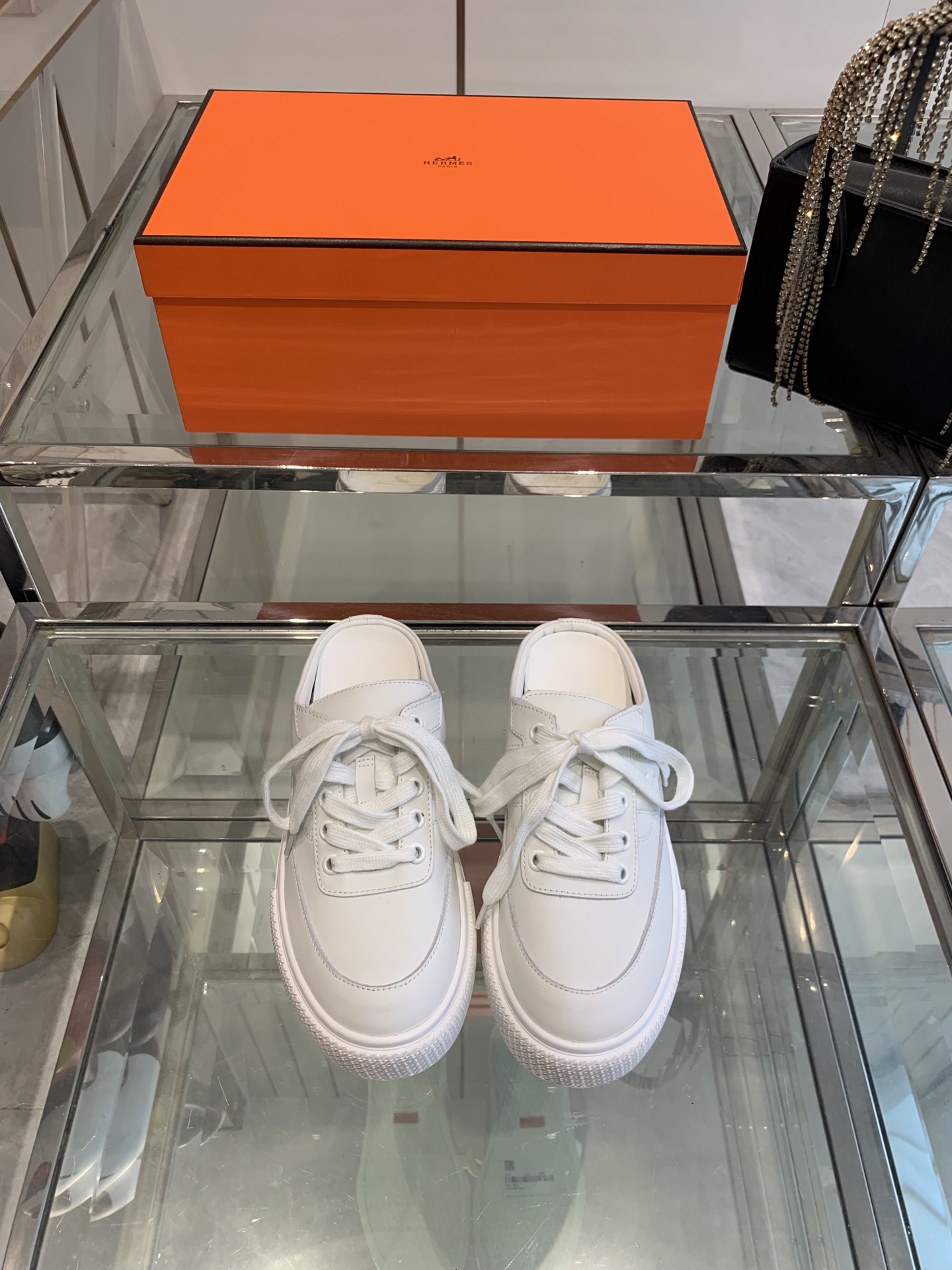 NO:265648,Hermes H-lace, one foot pedal, semi-drag, the craftsmanship is extremely high, and the counter is launched in the same time. Every detail of the shoes is very attentive, quite eye-catching, and the elegant splicing elements highlight the outstanding temperament!  The fashionable flying lace-up method adds a casual atmosphere. The exquisite lines can invisibly better reflect the family design language, interspersed with exquisite lines, perfectly fit the foot shape, naturally outline the fashionable outline, achieve visual impact effect, and fully interpret a different sports style!  Imported fabric beef reverse velvet/imported canvas, foot pad mixed sheepskin, comfortable foot feeling, ip tpu big sole, German technical irradiation machine seamless combination, lightweight, high elastic, non-slip and wear-resistant!  Number of codes 35-40 (40 customized), semi-drag, hermes, hermes, sheepskin19860909Hermes 爱马仕 H系带 后空一脚蹬 半拖 工艺极致,同步专柜上新.鞋子的每一个细节都特别用心,相当惹眼,雅致的拼接元素,凸显不俗的气质！ 时尚飞织系带方式,增添休闲的气息,精致的线条,无形之中能够更好体现出家族式的设计语言,穿插精致的线条 完美契合脚型,自然的勾勒出时尚的轮廓,达到视觉上的冲击效果,充分演绎不一样的运动风格！ 面料进口牛反绒/进口帆布 垫脚混种羊皮,脚感舒适,ip tpu 大底,德国技术照射机无缝组合 轻便高弹,防滑耐磨！ 码数35-40（40订做）,半拖,hermes,hermes,sheepskin,Women's Shoes