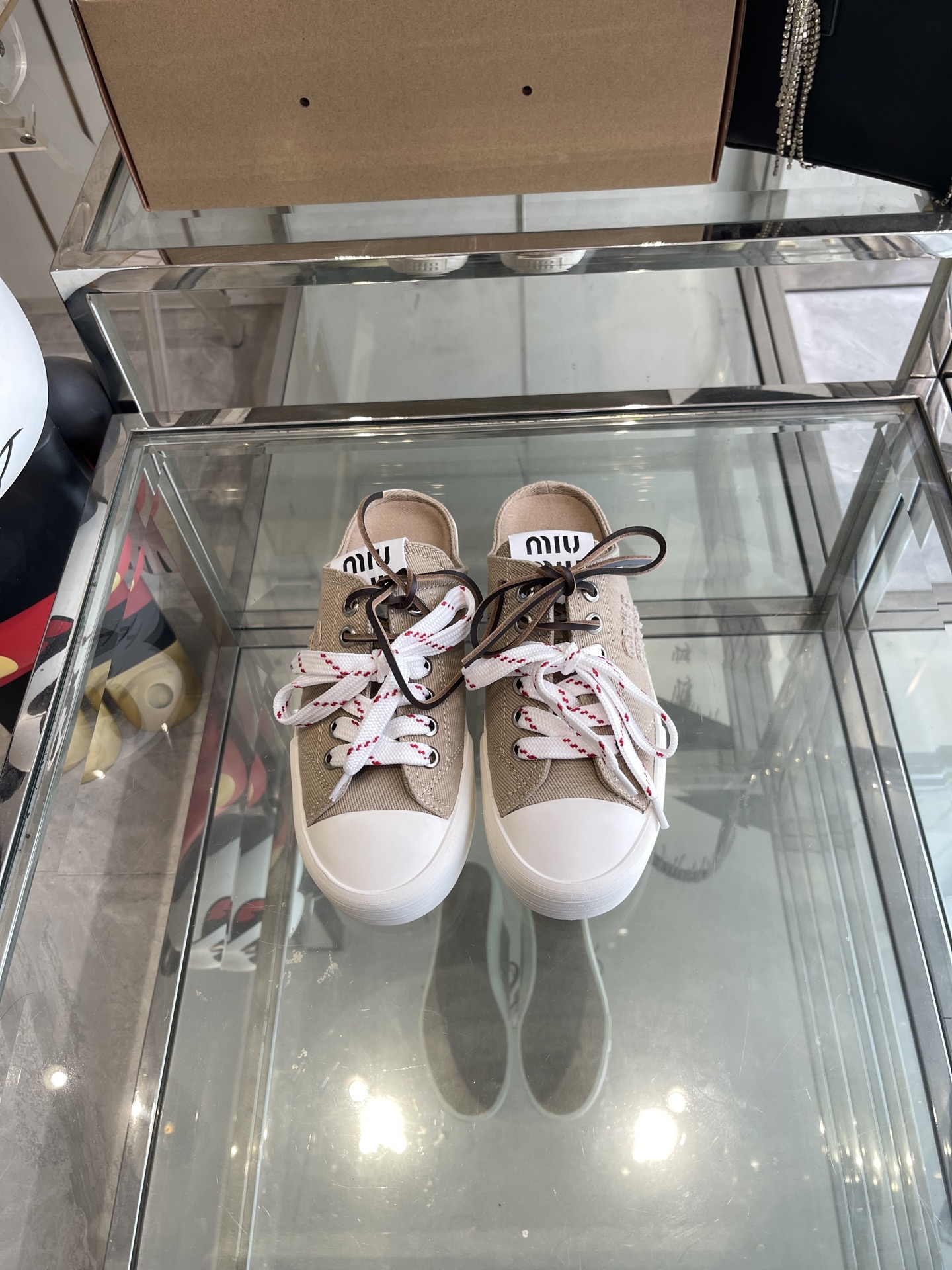 NO:265637,Miu Miu 25ss Spring and Summer New American retro style biscuit shoes Casual canvas shoes Pair of lace cloth shoes Popular pair of lace cloth shoes A must-have~ Simple and high-end It is very comfortable to match with your feet, and it is a must-have for the year!  The latest spring and summer catwalk cloth shoes are popular among domestic and foreign bloggers. The Xiaohongshu grass planting series, the retro and fashionable and beautiful sneaker design, and the highly recognizable shoe tongue creates a Buddhist sweet casual style~~ The aura of the foot is very casual!  Original custom high-density canvas for upper, inner foot pad breathable canvas, cowhide, original open molded two-color rubber outsole, size 35-40 (40 customized), casual shoes/sports shoes semi-trail, miumiu, sneakers, cowhide19860909Miu Miu 缪缪 25ss春夏新款美式复古风饼干鞋 休闲帆布鞋 双鞋带布鞋 颜值担当火爆双鞋带布鞋 不得不入的一款～简约高级 随意搭配上脚非常舒适,年度必入款！春夏最新走秀款布鞋国内外博主刷爆的一款,小红书种草系列,复古又时髦上脚美炸了简约的运动板鞋设计,极具辨识度的鞋舌,打造佛系甜美的休闲风~~上脚气场十足随意搭配！ 鞋面原版定制高密度帆布 内里垫脚透气帆布 牛皮 鞋底原版开模双色橡胶大底 码数35-40（40定做）,休闲鞋/运动鞋半拖,miumiu,sneakers,cowhide,Women's Shoes