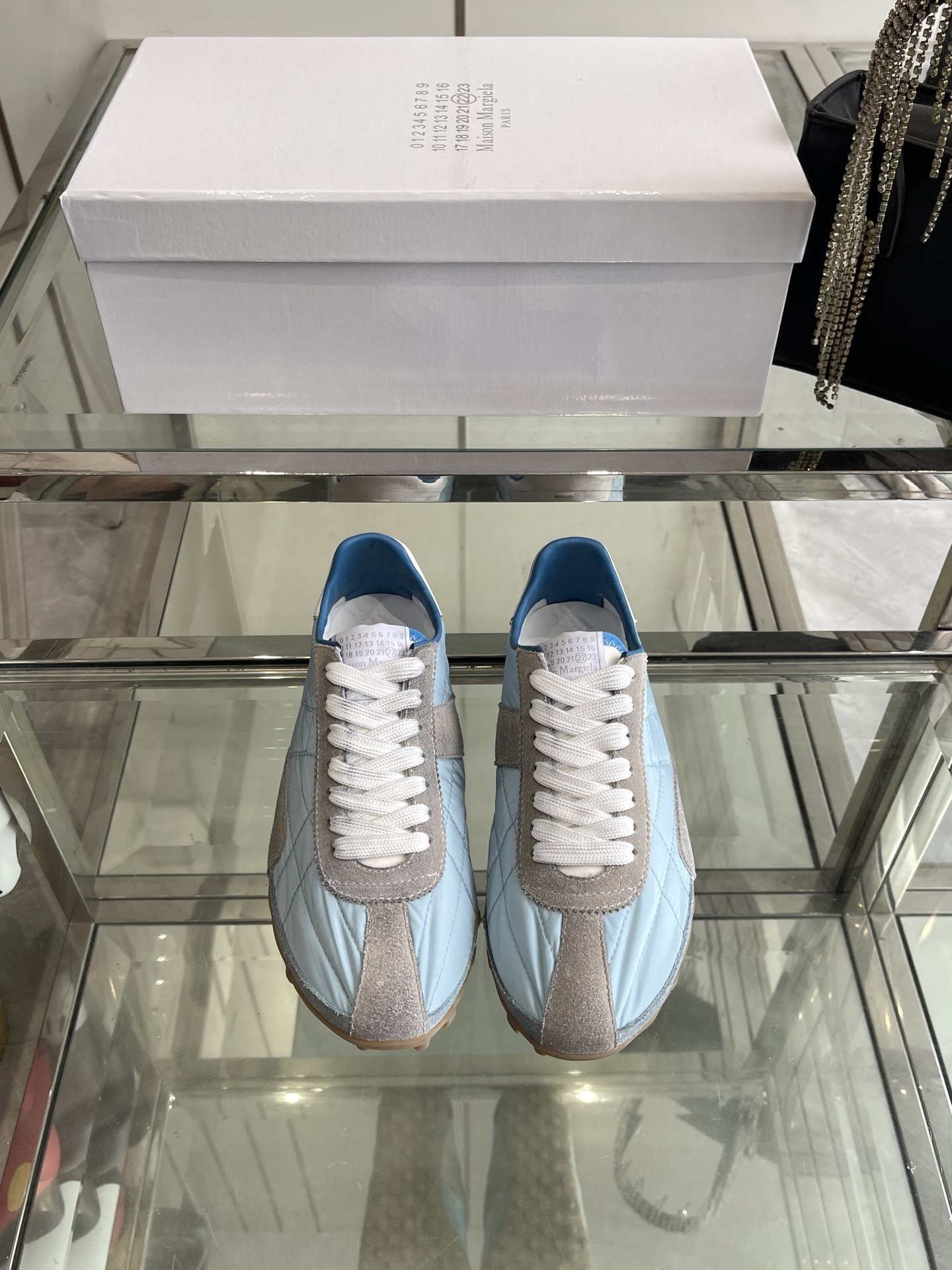 NO:265646,Maison Margiela 25ss Spring and Summer New Products Couple Model German Training Shoes Forrest Gump Shoes New Sprinters Sports Shoes Silhouettes are made of old-fashioned nylon and retro-treated suede Inspired by retro running shoes Through old-fashioned, stitching, splicing and other processes, giving the item a new life and beauty to the tongue with classic digital logo Paired with anti-slip nail sole The tail is decorated with an iconic white stitching logo full of craftsmanship Fabric: cowhide mesh Niujing Original rubber outsole Size: 35-45 (four 40, men 45 customized), casual shoes/sports shoes, masion margiela, sneakers, cowhide, chamois leather19860909Maison Margiela马吉拉 25ss春夏新品 情侣款德训鞋 阿甘鞋 新款Sprinters运动鞋轮廓采用做旧感尼龙与复古处理麂皮制成 灵感来源于复古跑鞋 通过做旧、缝线、拼接等工艺 赋予单品新的生命和美感舌头饰有经典的数字标志 搭配有防滑的钉状鞋底 鞋尾饰有标志性的白色缝线logo 充满工艺感  面料:牛皮网布牛京 原版橡胶大底 码数:35-45（女40 男45定做),休闲鞋/运动鞋,masion margiela,sneakers,cowhide,chamois leather,Women's Shoes