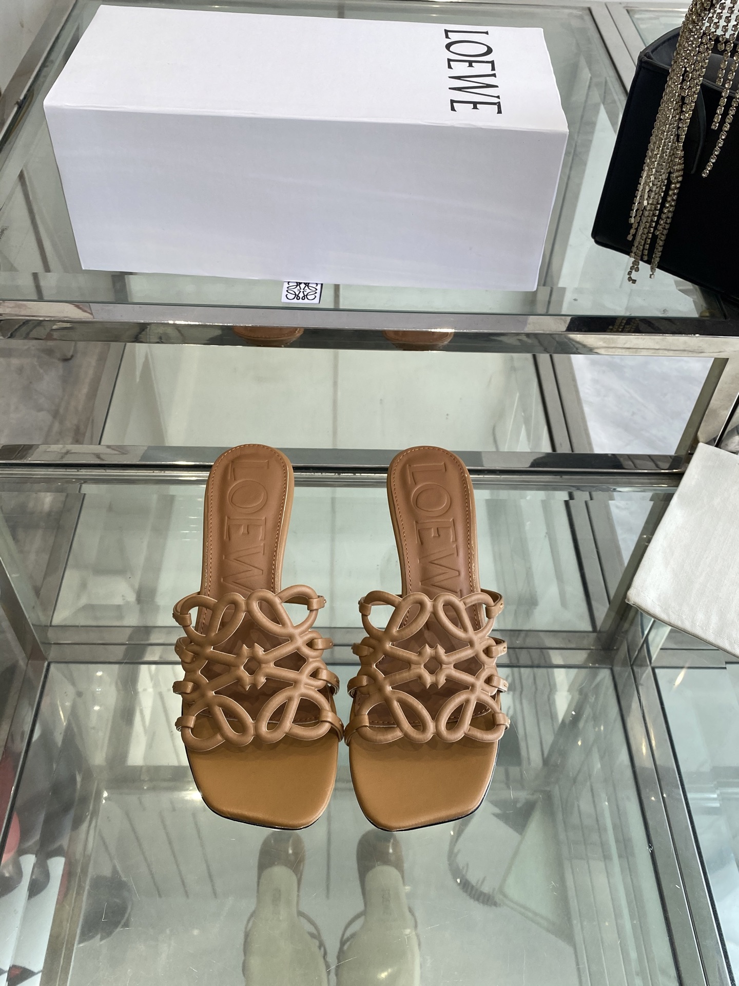 NO:265634,LOEWE 25ss Spring and summer new slippers The simple design feels cleaner and more elegant, making you miss it. The color is also very pleasing. The temperament is full of aura when you put it on. It is simply handsome and stylish. The upper is made of cowhide print. The inner sheepskin footbed is imported from Italy. The size is 35-42 (40 41 42 customized), slippers, loewe, loewe, slippers, cowhide, sheepskin, Leather soles19860909LOEWE 罗意威 25ss 春夏新品拖鞋 简约设计感觉更干净优雅 让你念念不忘 颜色也很耐看 上脚瞬间气质十足气场 简直帅气有型 鞋面采用牛皮印花 内里羊皮垫脚 意大利进口注塑真皮大底 码数35-42（40 41 42定做）,拖鞋,loewe,loewe,slippers,cowhide,sheepskin,Leather soles,Women's Shoes