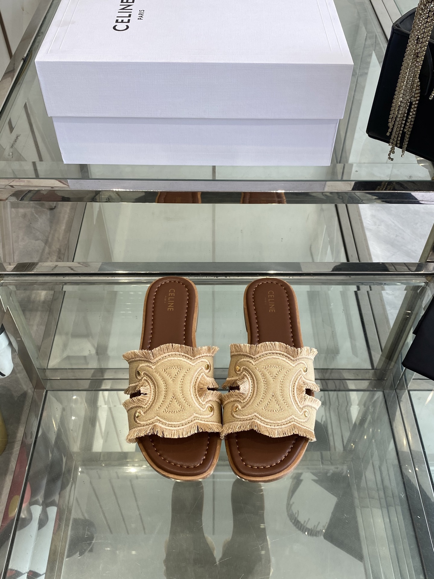 NO:265629,CELINE Purchase level Spring and summer new Arc de Triomphe retro Roman sandals slippers No pressure in and out of the counter, heavy industry version, refuse to see fake low goods Original last, N debugging, this one is absolutely Vintage retro flavor, upper material Original custom denim genuine leather outsole midsole Size 35-40 (40 41 custom made), slippers, celine, sandals, slippers, Leather soles19860909CELINE 思琳 代购级别 春夏新品凯旋门复古罗马凉鞋拖鞋 进出专柜无压力,重工版,拒绝一眼假low货 原版楦型,调试N次、这款上脚绝对Vintage复古风味十足 鞋面材质 原版定制牛仔布 真皮大底中底 码数35-40 (40 41定做）,拖鞋,celine,sandals,slippers,Leather soles,Women's Shoes