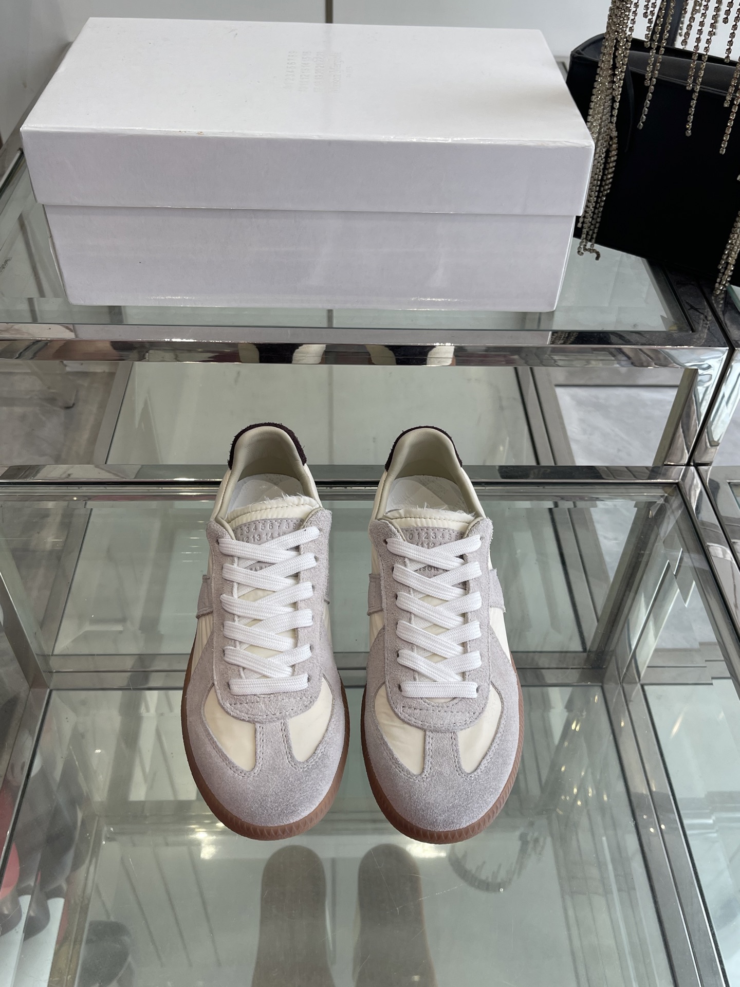 NO:265632,Maison Margiela mm6 25ss new color Majella couples classic German training shoes Majella's most comfortable German training shoes!  Full of retro feel!  Just dress up for you very high-end!  The shoes are very light!  It's super comfortable and breathable to wear!  The most important thing is not to tired or grind your feet!  All seasons of the year!  Spring, summer, autumn and winter are suitable!  Never out of time, cowhide suede/canvas, imported lambskin inside, soft, sweat-absorbing and breathable, original sole open mold rubber wear-resistant beef tendon sole size 35-44, casual shoes/sports shoes, masion margiela,masion margiela,sneakers,cowhide,sheepskin,chamois leather19860909Maison Margiela mm6 25ss新色马吉拉 情侣款经典德训鞋 马吉拉最最舒服的德训鞋子了！复古感满满！随便穿搭就可以很高级！鞋子很轻便！穿起来上脚超级舒服透气！最重要不累脚,不磨脚！一年四季！春夏秋冬皆适宜！永不过时 鞋面牛皮麂皮/帆布 内里进口小羊皮、柔软吸汗透气舒适 鞋底原版开模橡胶耐磨牛筋底 码数35-44,休闲鞋/运动鞋,masion margiela,masion margiela,sneakers,cowhide,sheepskin,chamois leather,Women's Shoes