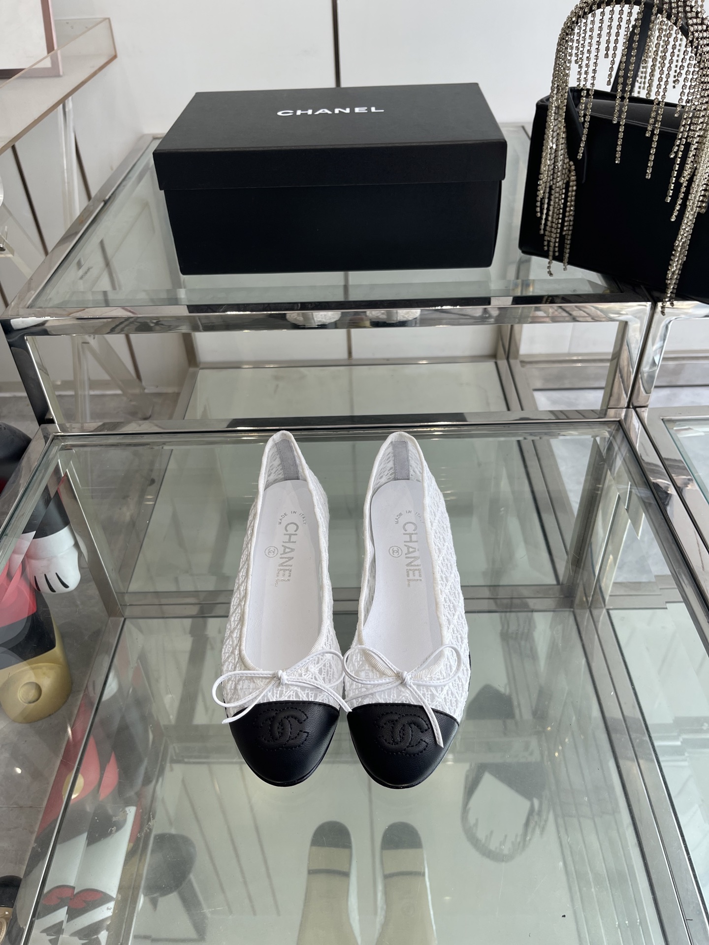 NO:265630,CHANEL 25ss early spring new bow ballet shoes, completely original one-to-one replica, super positive style, latest and fashionable design, single shoes that are popular all over the Internet, cool and fashionable, unique design is the most eye-catching, and the legs are also very good to modify, the upper material sheepskin, inner material sheepskin, imported leather outsole, size 34-41 (34.40.41. Custom made), ballet shoes, chanel, chanel, sheepskin, Leather soles19860909CHANEL 香奈儿 25ss早春新品蝴蝶结芭蕾舞鞋 完全原版一比一复刻打造 版型超级正 最新时尚的设计 火遍全网的单鞋 上脚又酷又时髦 独特设计最为抢眼吸晴 上脚还很好的修饰腿型显瘦 鞋面材质羊皮 内里材质羊皮 进口真皮大底 码数34-41（34.40.41.定做）,芭蕾舞鞋,chanel,chanel,sheepskin,Leather soles,Women's Shoes