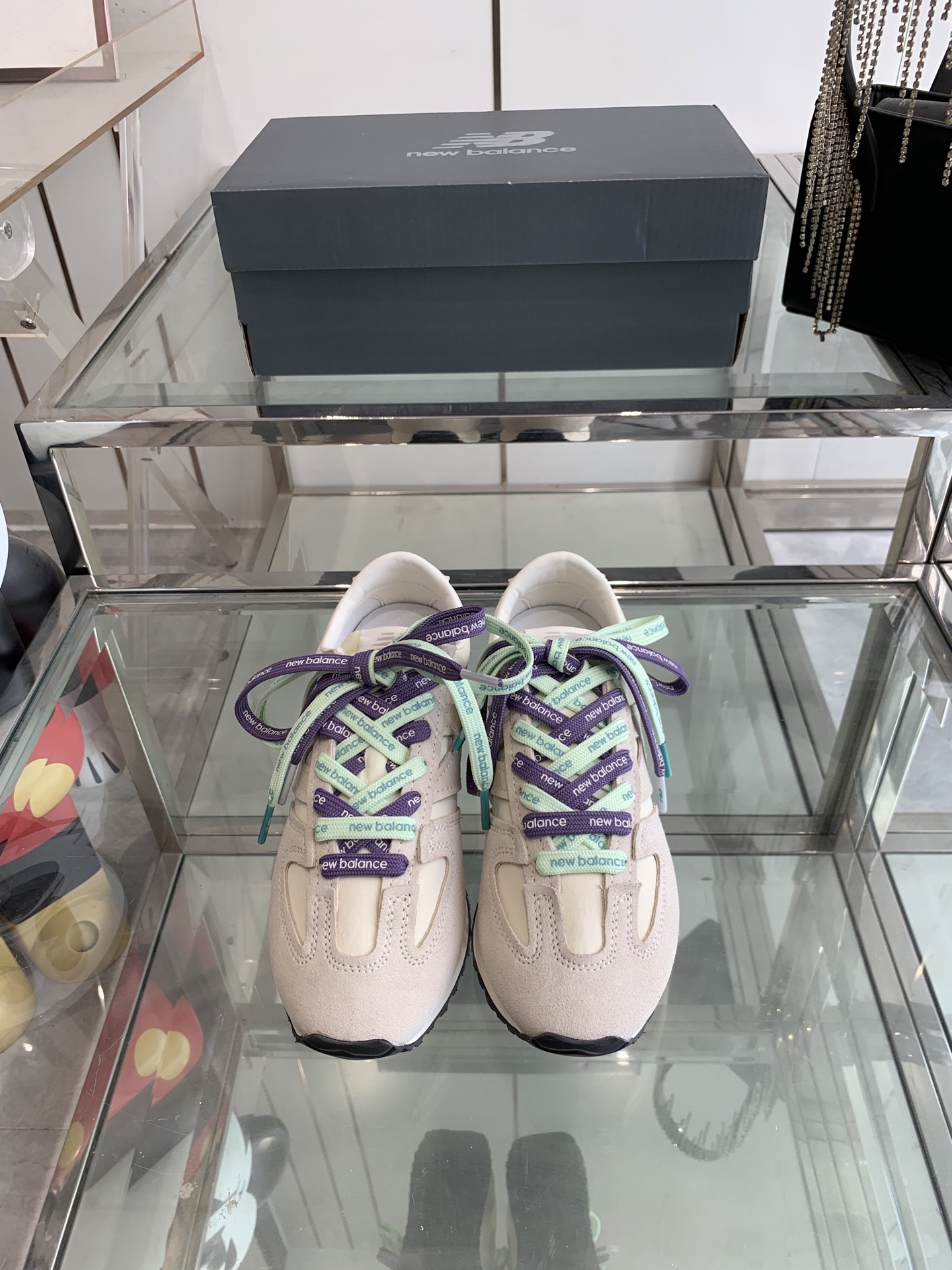 NO:265626,NB 471 retro jogging shoes, same style as Zhang Yuanying, retro pioneer casual sports jogging shoes, Italian street style from the 1970s!  NB New Balance 471 series is a new look created with a purer retro style design. The side is also deconstructed with the n-character logo in an old embossed style. Multi-lace matching outfit, girlish and fashionable. Original open-model combination outsole size women 35-40 men 39-45, casual shoes/sports shoes, new balance, sneakers19860909NB 471复古慢跑鞋张元英同款 复古先锋休闲运动慢跑鞋 上世纪70年代的意大利街头风格！NB新百伦 全新 newbalance 471 系列 以更纯粹的复古风格设计打造的全新造型. 侧身还以解构设计 将n字标志以做旧压花样式呈现 多鞋带搭配穿搭 少女感 时尚感十足 原版开模组合大底 码数女35-40 男39-45,休闲鞋/运动鞋,new balance,sneakers,Women's Shoes