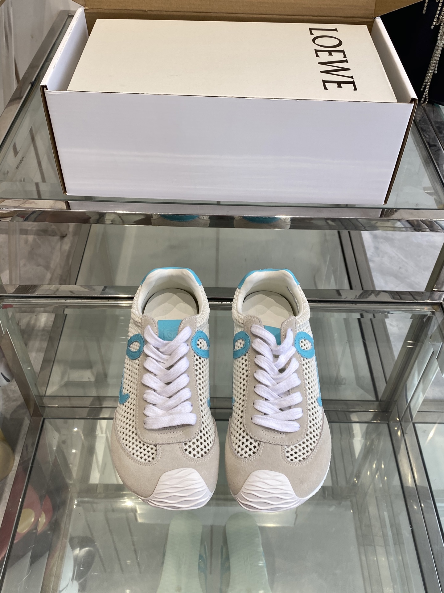 NO:265628,Top version New version LOEWE 25ss latest catwalk Ballet Runner 2.0 ballet casual sports shoes German training shoes Nylon and cowhide leather sneakers Asymmetric toe design, sock-like internal structure Light rubber outsole extends to toe fabric Custom imported toe layer cowhide/custom mesh inner lining imported soft sheepskin   mesh sole Original open mold-proof rubber material Sole thickness Increase height 2.5CM Size 35-40 (customized for women 40), casual shoes/sports shoes, loewe, loewe, sneakers, cowhide, sheepskin19860909顶级版本 新版面 LOEWE 罗意威 25ss最新走秀款 Ballet Runner 2.0 芭蕾 休闲 运动鞋 德训鞋 尼龙和牛皮革运动鞋 不对称鞋头设计、袜状内部结构 轻盈橡胶外底延伸至鞋头 面料 定制进口头层牛皮/定制网面 内里 进口柔软羊皮 网里 鞋底 原版开模防滑橡胶材质 底厚 增高2.5CM 码数 35-40（女40定做）,休闲鞋/运动鞋,loewe,loewe,sneakers,cowhide,sheepskin,Women's Shoes