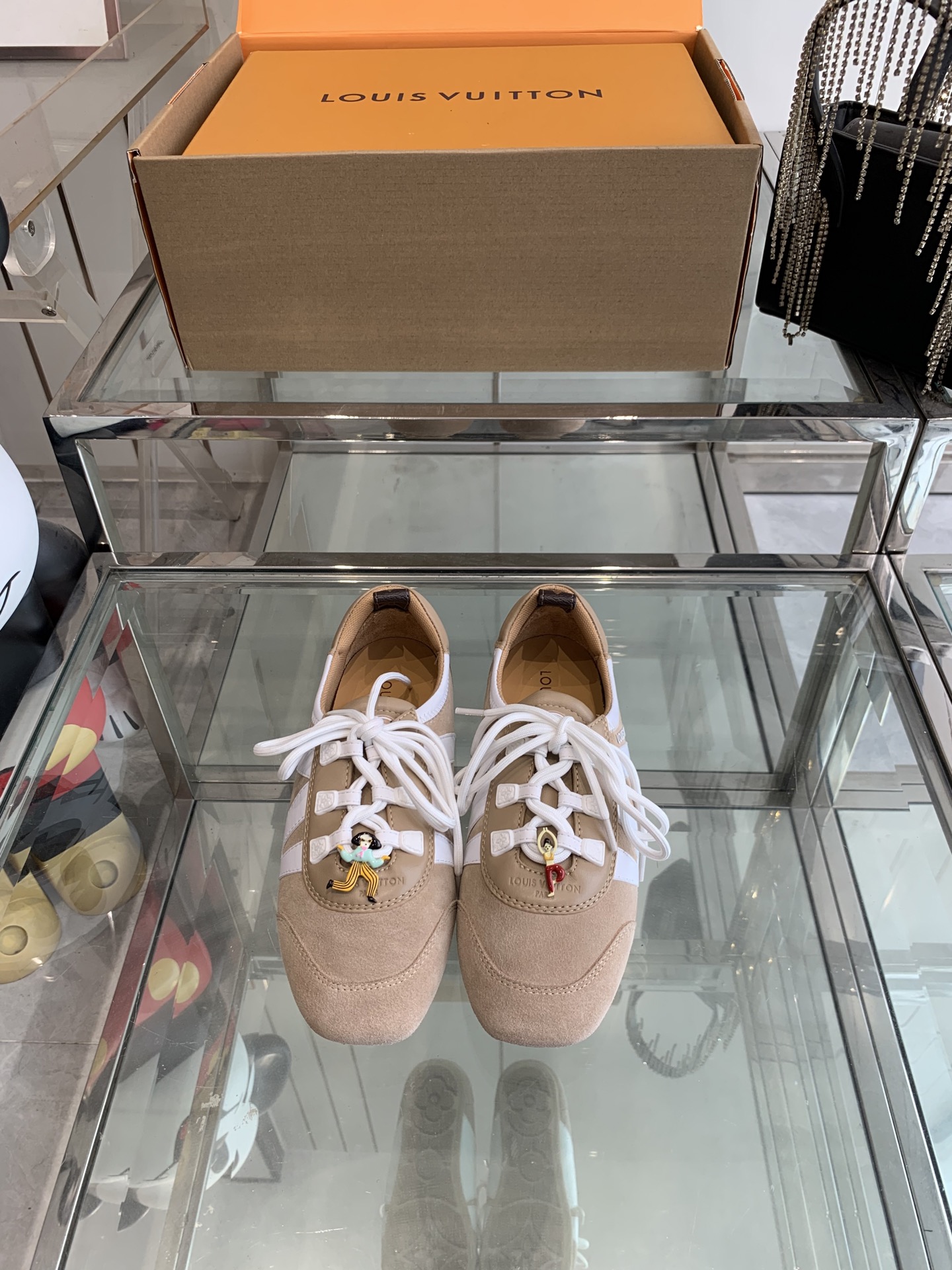 NO:265601,Top version Accessories 20 Louis Vuitton Louis Vuitton Donkey Brand 25ss Spring and Summer Sneakerina Series Ballet Sneakerina Training Shoes Couple Style Sneakerina Ballet Style Sneakerina Ballet Style Sneakerina Ballet Style Sneakerina Sneakerina Ballet Style Sneakerina Slim Suitable Leather Shapes with the lightweight configuration of ballet shoes and the comfortable texture of sneakers Side LV logo Monogram Canvas rear strap Rich details Sacchetto craftsmanship and TPU outsole upgraded soft wearing experience Three accessories Randomly match Fabric Original custom imported top layer cowhide Insert Original custom breathable mesh Original open molded outsole Injection molded TPU material Size: 35-45 (for women 40 men 45), casual shoes/sports shoes, louis vuitton, louis  vuitton, louis vuitton, louis vuitton, sneakers, cowhide19860909顶级版本 配饰20 Louis Vuitton 路易威登驴牌 25ss春夏Sneakerina系列 芭蕾运动鞋 德训鞋 情侣款 Sneakerina 芭蕾风运动鞋以丝滑绒面牛皮革塑造流畅线条 兼具芭蕾舞鞋的轻盈构型和运动鞋的舒适质感 侧面 LV 标识Monogram 帆布后袢带丰富细节 Sacchetto 工艺和 TPU 外底升级轻柔穿着体验 三款配饰 随意搭配 面料 原版定制进口头层牛皮 内里 原版定制透气网里原版开模大底 注塑TPU材质 码数: 35-45（女40 男45 定做）,休闲鞋/运动鞋,louis vuitton,louis vuitton,louis vuitton,louis vuitton,sneakers,cowhide,Women's Shoes