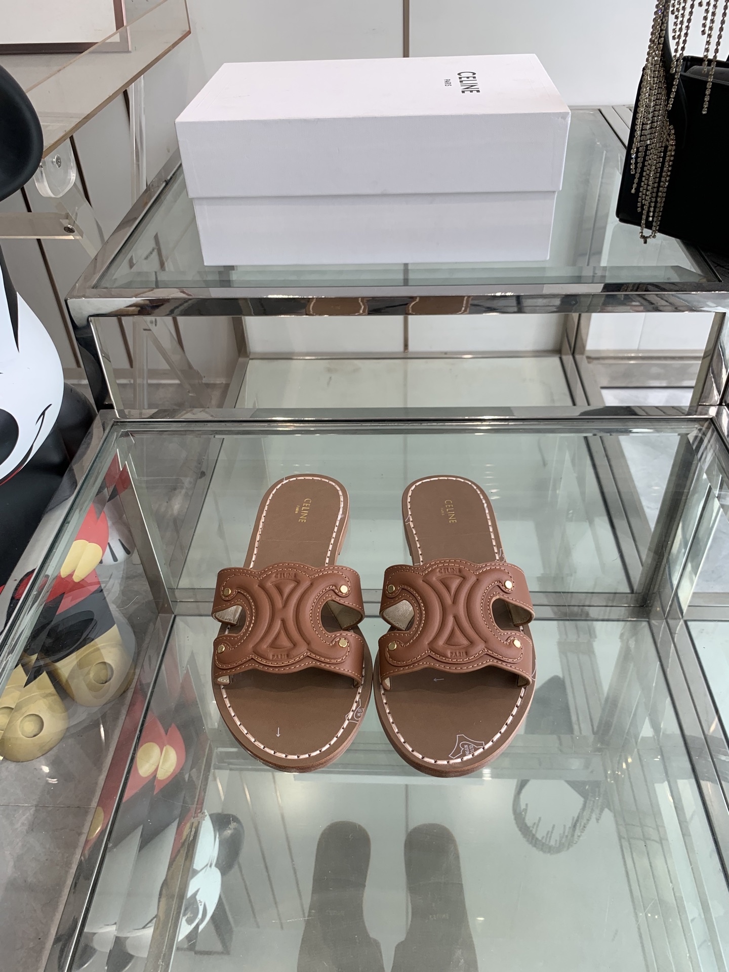 NO:265627,CELINE Purchase level Spring and summer new Arc de Triomphe retro Roman sandals slippers No pressure in and out of the counter, heavy industry version, refuse to see fake low goods Original last, N debugging, this one is absolutely Vintage retro flavor, upper material Original custom denim genuine leather outsole midsole size 35-40 (40 41 custom made), slippers, celine, sandals, slippers, Leather soles19860909CELINE 思琳 代购级别 春夏新品凯旋门复古罗马凉鞋拖鞋 进出专柜无压力,重工版,拒绝一眼假low货 原版楦型,调试N次、这款上脚绝对Vintage复古风味十足 鞋面材质 原版定制牛仔布 真皮大底中底码数35-40(40 41定做）,拖鞋,celine,sandals,slippers,Leather soles,Women's Shoes