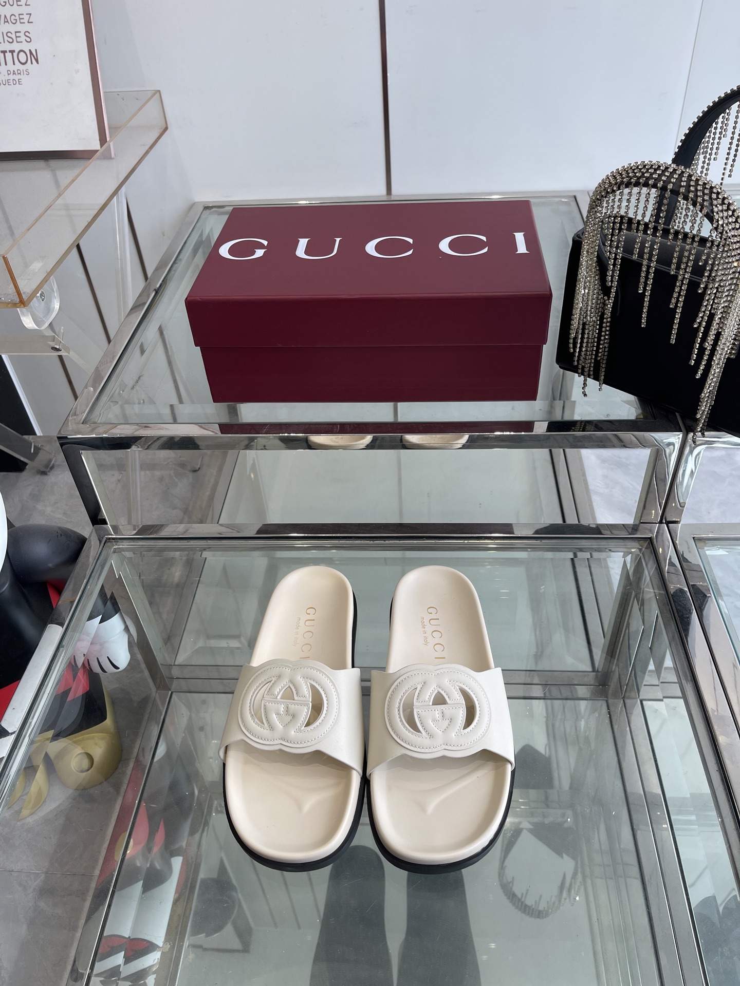 NO:265618,Gucci Spring and summer new products, double G hollow sandals, craftsmanship, embellishment of the latest design hardware buckle that can be seen, equipped with light gold tones, injecting a touch of exquisite and elegant atmosphere into the entire design Original custom cowhide, custom sheepskin, rubber outsole, size 35-40 (40 customized), slippers, gucci, slippers, cowhide, sheepskin19860909Gucci 春夏新品 双G镂空 凉拖 匠心打造 缀饰一眼可辨的最新设计五金扣,配以浅金色调配件 为整个设计注入一抹精致优雅气息 原版定制牛皮 内里定制羊皮 橡胶大底 码数35-40（40订做）,拖鞋,gucci,slippers,cowhide,sheepskin,Women's Shoes