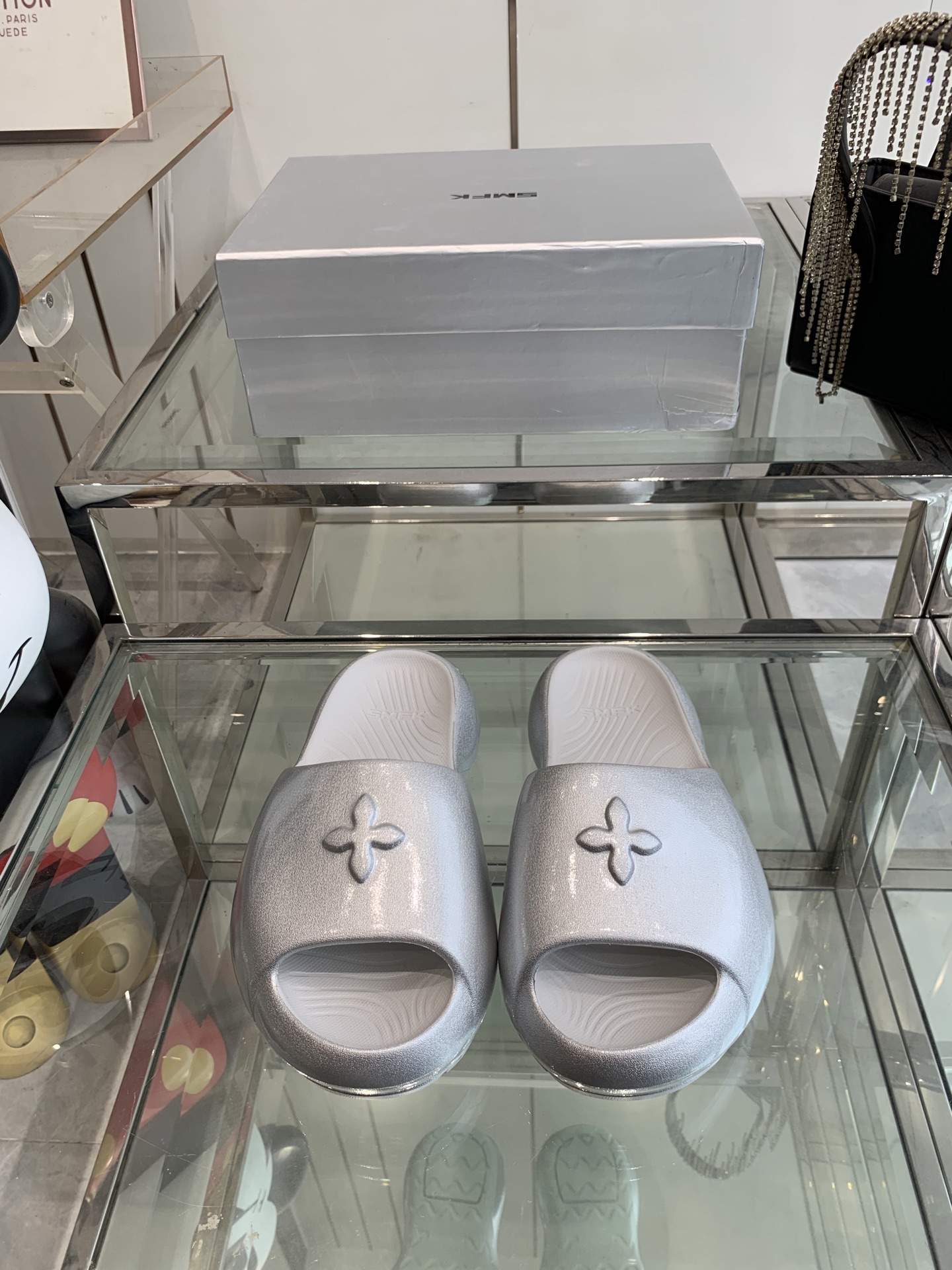 NO:265620,SMFK niche trendy brand hits the SMFK with no sense of relief and thick-soled slippers. It's really hard to see and like it the more you look at it!  The gospel of short babies directly extends the body proportions!  !  The shoe body is soft and comfortable, the sole is wear-resistant and non-slip - and every color is very versatile. It is really suitable for this spring and summer. The upper is original EVA integrated molding. Original rubber outsole. Heel height 5cm. Size 35-39. Slippers. Slippers.19860909SMFK 小众潮牌爆款没计感浮雕一字厚底拖鞋 爆真的是很耐看越看越喜欢！矮个子宝宝的福音直接拉长身材比例！！鞋身柔软舒适,鞋底耐磨防滑-而且每个颜色都非常百搭.真的太适合这个春夏  鞋面原版EVA一体成型 原版橡胶大底 跟高5cm 码数35-39,拖鞋,slippers,Women's Shoes