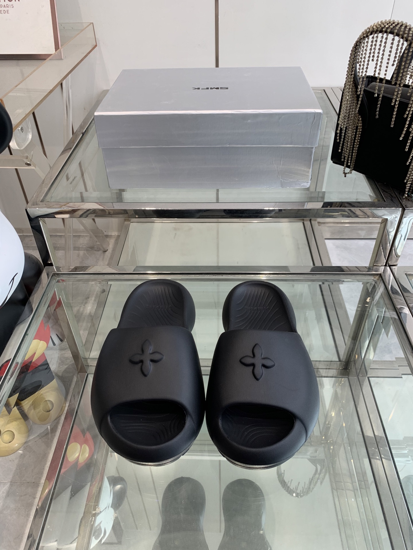 NO:265622,SMFK niche trendy brand hits the SMFK niche brand without any sense of relief, one-line thick-soled slippers, it is really hard to see, the more you like it!  The gospel of short babies directly extends the body proportions!  !  The shoe body is soft and comfortable, the sole is wear-resistant and non-slip - and every color is very versatile. It is really suitable for this spring and summer. The upper is original EVA integrated molding. Original rubber outsole. Heel height 5cm. Size 35-39. Slippers. Slippers.19860909SMFK小众潮牌爆款没计感浮雕一字厚底拖鞋 爆真的是很耐看越看越喜欢！矮个子宝宝的福音直接拉长身材比例！！鞋身柔软舒适,鞋底耐磨防滑-而且每个颜色都非常百搭.真的太适合这个春夏  鞋面原版EVA一体成型 原版橡胶大底 跟高5cm 码数35-39,拖鞋,slippers,Women's Shoes