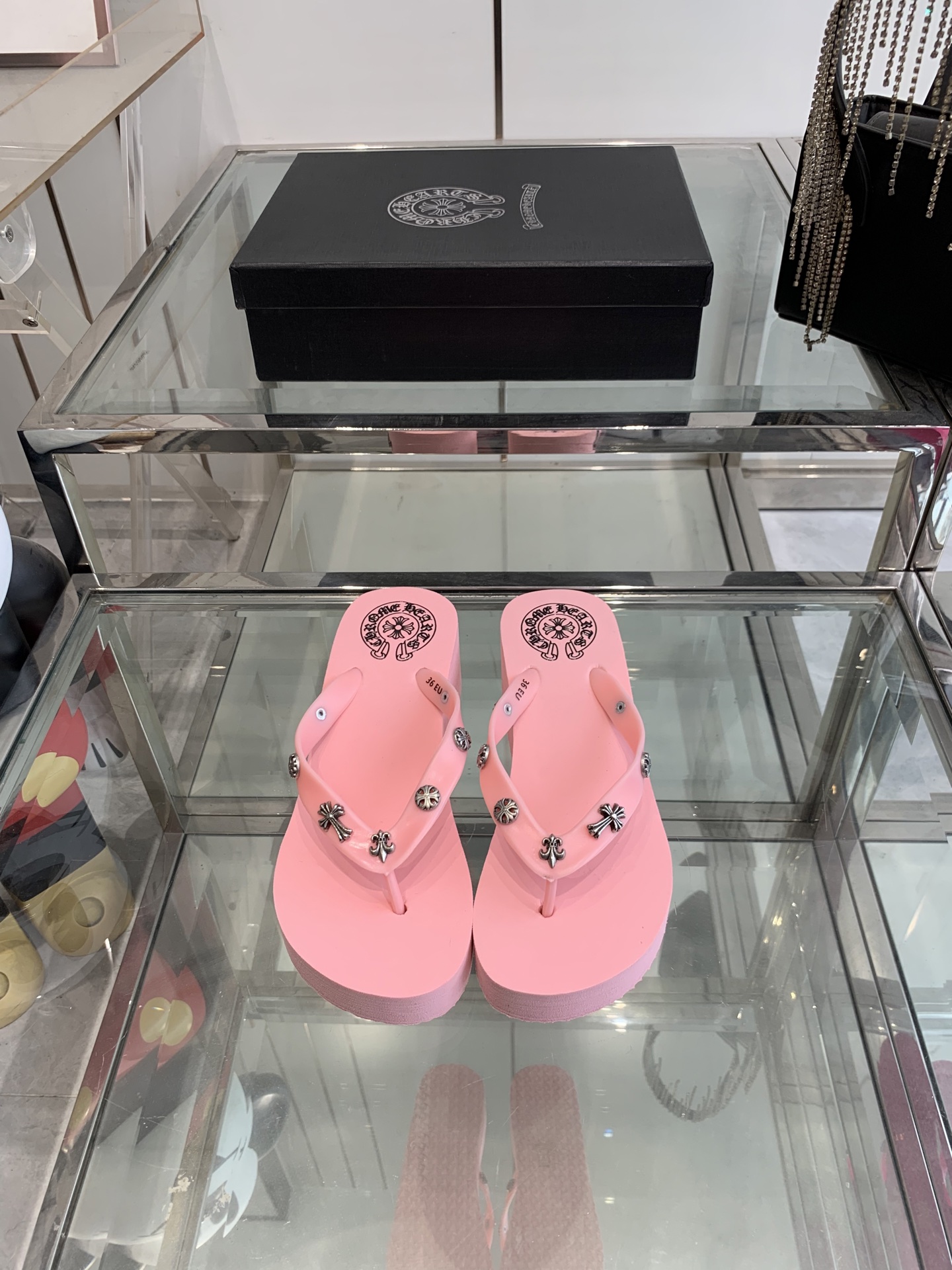 NO:264642,ChromeHearts New spring and summer clip-toe slippers trendy summer fashion high-end atmospheric and high-end, more suitable for lazy people. Free matching size 35-40, split-toe shoes, chrome hearts, chrome hearts, slippers19860909ChromeHearts 克罗心 春夏新品夹趾拖鞋潮流夏季时尚 高端大气上档次外 更加适合懒人族们 随意搭配 码数35-40,分趾鞋,chrome hearts,chrome hearts,slippers,Women's Shoes