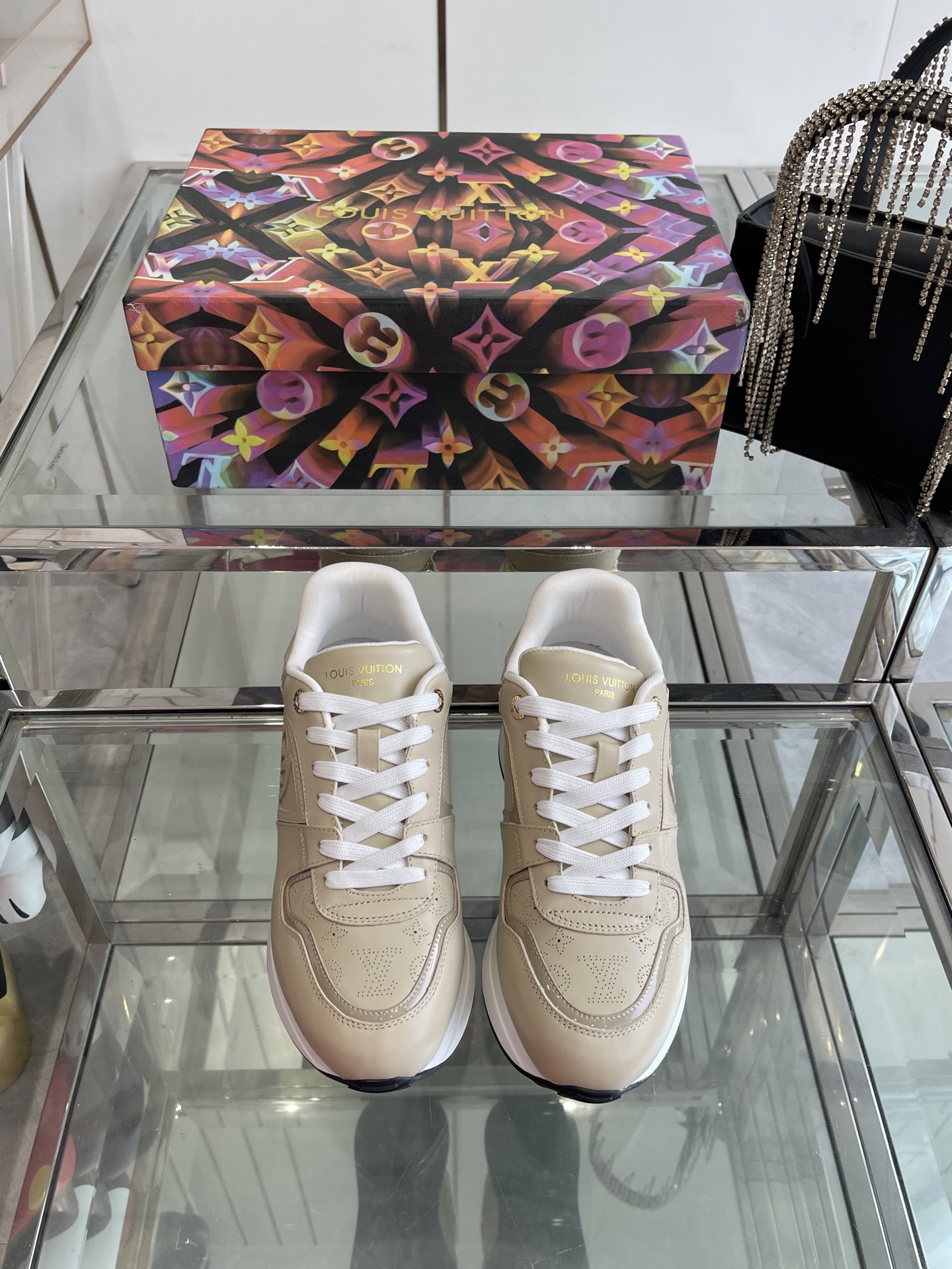 NO:264639,Louis Vuitton Neo Run Away sneakers are renovated with mixed materials such as Monogram canvas. The original wedge outsole and hidden insole convey a trendy attitude. The rear top is engraved with Louis Vuitton logo. The side is engraved with LV Circle logo. The tongue is decorated with LV Circle logo. The side is engraved with LV Circle logo. The rear top and eyelets are engraved with Louis Vuitton logo. The sole is embossed with Damier pattern. Mixed material. Rubber outsole. Size 35-45 (for women and 45 custom made for men.), casual shoes/sneakers. christian louboutin, louis vuitton, louis vuitton, louis vuitton, louis vuitton, sneakers.19860909Louis Vuitton Neo Run Away运动鞋以Monogram帆布等混合材质焕新RunAway系列 原版的坡跟外底和隐藏式鞋垫传递潮流态度 后帮镂刻路易威登标识 侧面跃现LV Circle标识 鞋舌饰有路易威登标识 侧面饰有LV Circle 标识 后帮和孔眼镂刻路易威登标识 鞋底凸纹饰有Damier 图案 混合材质 橡胶外底 码数35-45（女40 男45定做）,休闲鞋/运动鞋,christian louboutin,louis vuitton,louis vuitton,louis vuitton,sneakers,Women's Shoes