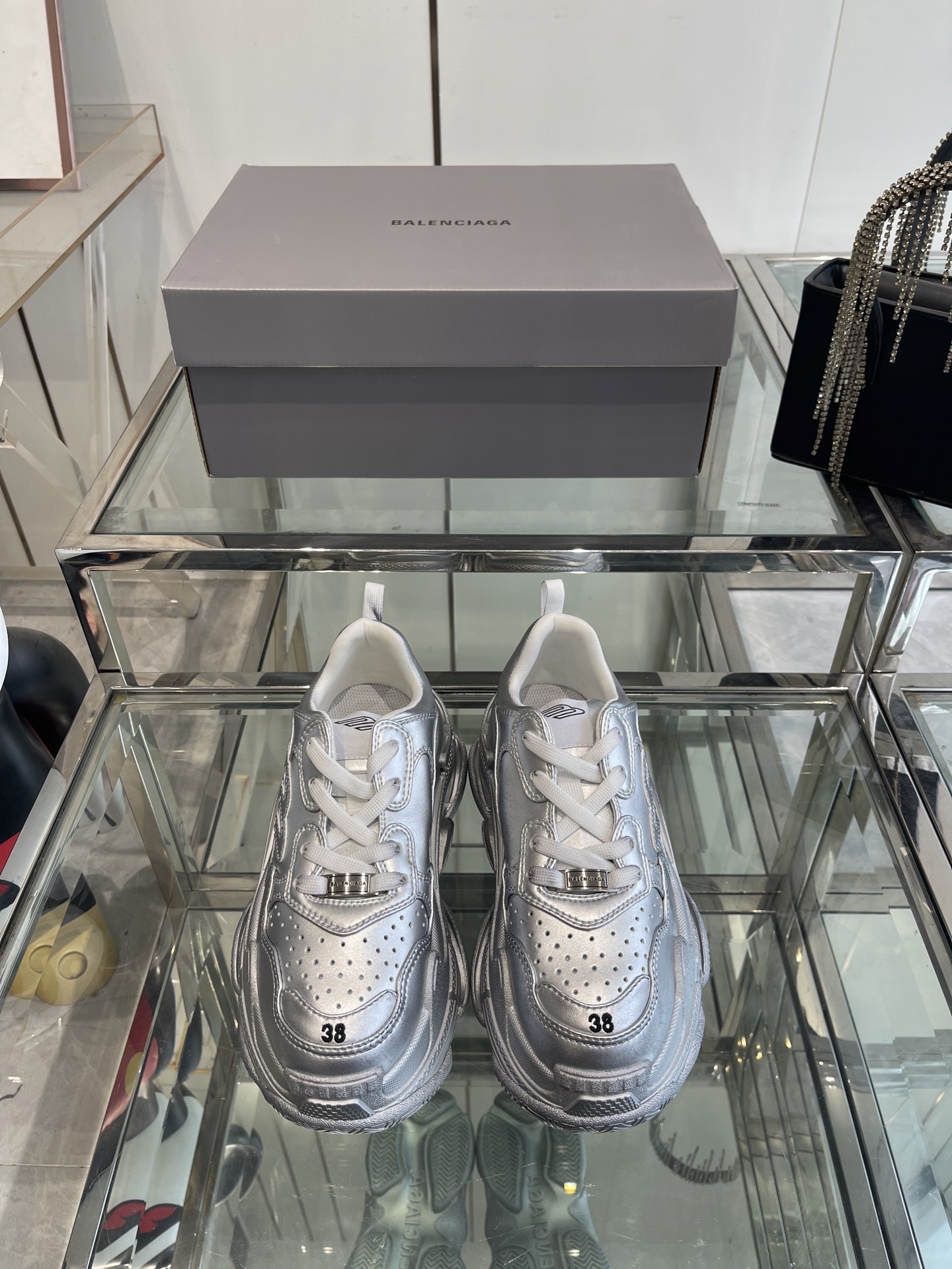 NO:264630,Balenciaga 25ss early spring latest hit celebrity show, Sneaker sports dad shoes series... Original purchase and development, one to one, new style has a strong functional style, very deep sole scale, mountain and snow-capped upper multi-layer breathable mesh   genuine leather, drawstring full coverage... Fabric original custom imported cowhide, inner lining original custom breathable mesh, foot pad original injection molding, large sole original opening ultralight MD combination rubber sole (sole thickness: 5cm) Size 35-40 (40 custom made), dad shoes, balenciaga, balenciaga, cowhide19860909Balenciaga 巴黎世家25ss早春最新爆款明星走秀同款,Sneaker运动老爹鞋系列…… 原版购入开发,一比一做货,新款浓浓的机能风,鞋底刻度非常深,登山雪地通吃 鞋面多层透气网面 真皮 抽绳全覆盖…… 面料原版定制进口头层牛皮 内里原版定制透气网 垫脚原版注塑成型 大底原版开模超轻MD组合橡胶底（底厚:5cm) 码数35-40（40定做）,老爹鞋,balenciaga,balenciaga,cowhide,Women's Shoes