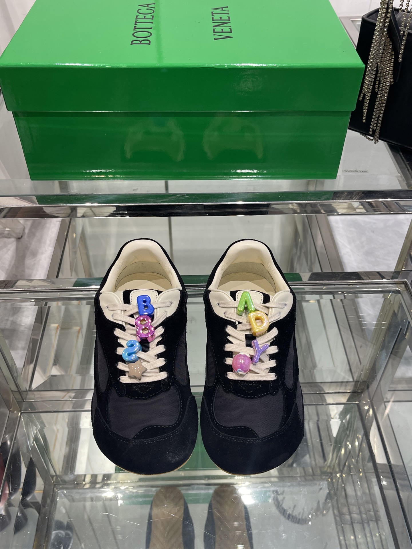 NO:264636,Women's 320 men's Bottega Veneta Baodiejia BV latest Orbit series Retro casual sneakers Couple style Bottega Veneta launches a new neutral sneaker Orbit series while ensuring casual and comfortable. While ensuring casual and comfortable, there is no shortage of fine styling design. It matches the selected space cloth fabric to echo the brand's iconic Intreccio elements to achieve a light foot feeling and bring a new interpretation with exquisite and avant-garde design, paying tribute to the personality style in the collision of functions and silhouettes, creating a timeless styling style. Dynamics is one of Matthieu Blazy's important design concepts. While wearing comfortably, it can also elegantly modify the foot lines, and can easily match trousers or skirts to easily control a variety of daily styles. Fabric Original custom ox back fleece  Inner imported sheepskin sole original mold-open anti-slip TPU material Sole thickness 2CM height 3cm Size: 35-45 (for women 40, 45 customized for men), casual shoes/sports shoes, bottega veneta, bottega veneta, bottega veneta, bottega veneta, bottega veneta, bottega veneta, bottega veneta, sneakers, skirts, sheepskin19860909女款 320男款 Bottega Veneta 葆蝶家 BV最新款Orbit系列 复古休闲运动鞋 情侣款 Bottega Veneta 以 90年代自由随性的复古风格为灵感,推出全新的中性运动鞋 Orbit 系列 在保证休闲舒适的同时 不乏造型设计的精细雕琢 搭配甄选太空布面料呼应品牌标志性Intreccio 元素 以此实现轻盈的脚感以精致前卫的设计带来全新的演绎,在功能与廓形的碰撞中致敬个性风采、打造永不过时的造型风格 动态”是Matthieu Blazy 的重要设计理念之一 在穿着舒适的同时,还可以优雅修饰足部线条,更能自由搭配裤装或裙装轻松驾驭多种日常风格 面料 原版定制牛反绒 内里 进口羊皮 鞋底 原版开模防滑TPU材质 底厚 2CM内增高3cm 码数 : 35-45（女40 男45订做）,休闲鞋/运动鞋,bottega veneta,bottega veneta,bottega veneta,sneakers,skirts,sheepskin,Women's Shoes