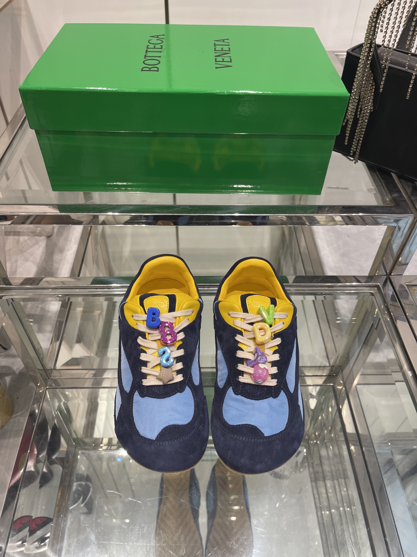 NO:264633,Women's 320 Men's Bottega Veneta Baodiejia BV latest Orbit series Retro casual sneakers Couple style Bottega Veneta launches a new neutral sneaker Orbit series while ensuring casual and comfortable. While ensuring casual and comfortable, there is no shortage of fine styling design. It matches the selected space cloth fabric to echo the brand's iconic Intreccio elements to achieve a light foot feeling and bring a new interpretation with exquisite and avant-garde design. Paying tribute to the personality style in the collision of functions and silhouettes, creating a timeless styling style. Dynamics