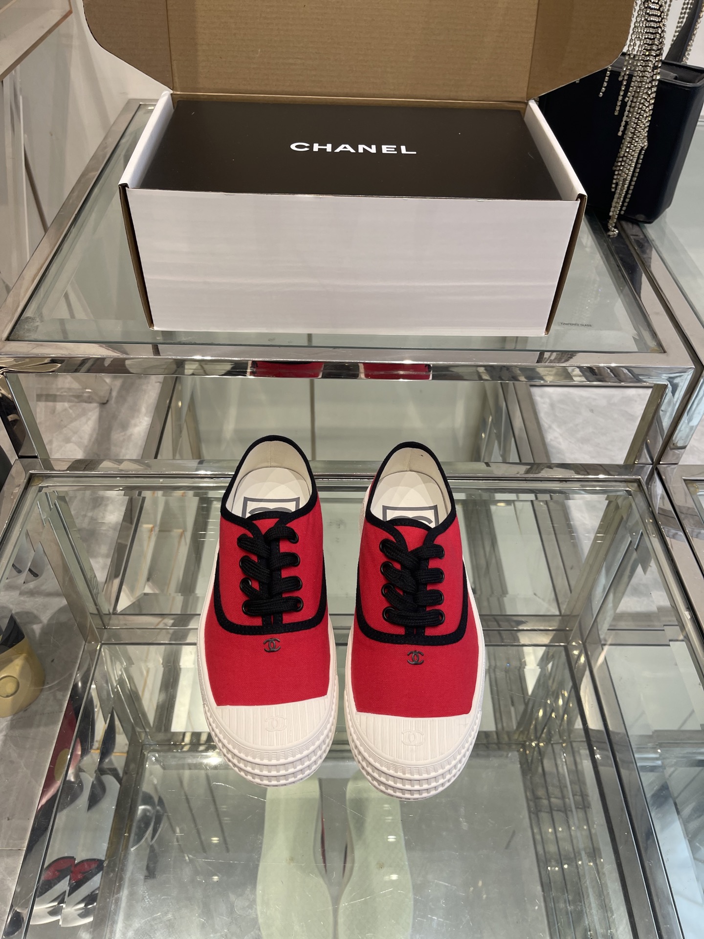 NO:264632,Chanel Chanel 25ss hidden medieval canvas shoes full of Vintage, medieval replica canvas shoes suitable for spring and summer, black and white splicing is very Chanel, and socks is very retro. The feeling of the college is 35-39 (customized for 40), casual shoes/sports, chanel, chanel, sneakers, socks19860909Chanel 香奈儿25ss隐藏中古款帆布鞋 Vintage感满满 中古复刻款 帆布鞋适配春夏 黑白拼接就很Chanel 配合袜子就很复古学院的感觉码数35-39（40定做）,休闲鞋/运动鞋,chanel,chanel,sneakers,socks,Women's Shoes