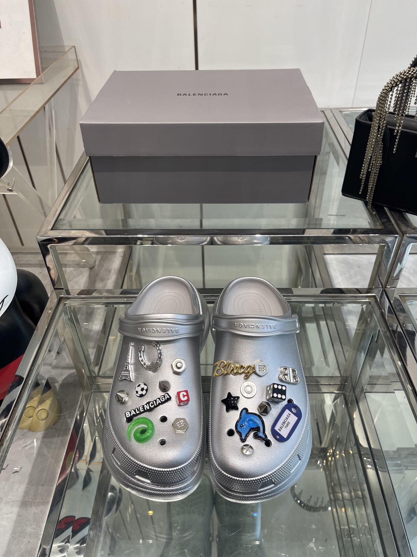 NO:264628,Balenciaga's latest couple's hole shoes in spring and summer, 25 spring new dark horse items, fashion bloggers at home and abroad show off, popular among social platforms at home and abroad, fashion experts must buy, various Bajia elements hardware buckles DIY, very brand recognition, two pairs of genuine products for men and women's counters are purchased, all hardware reproduction, heavy money to create mold opening, craftsmanship, precise restoration of every detail Original mold opening EVA rubber and plastic integrated molding, super light on the foot, a perfect height of 6cm, a perfect height enhancement tool for original packaging, 35-44 (female 40, male 45 customized), semi-torch, balenciaga, balenciaga, burberry19860909巴黎世家Balenciaga 春夏最新情侣款洞洞鞋,25春季新款黑马单品,海内外时尚博主纷纷上脚大秀,火遍海内外社交平台,时尚达人必入款,各种巴家元素五金扣DIY 极具品牌辨识度 男女专柜两双正品购入 五金全部开模复刻 重金开模打造 匠心工艺,精准还原每个细节 原版开模EVA橡塑一体成型大底 上脚超级轻 大底高度6cm妥妥的增高神器 原版全套包装 码数35-44（女40 男45定做）,半拖,balenciaga,balenciaga,burberry,Women's Shoes