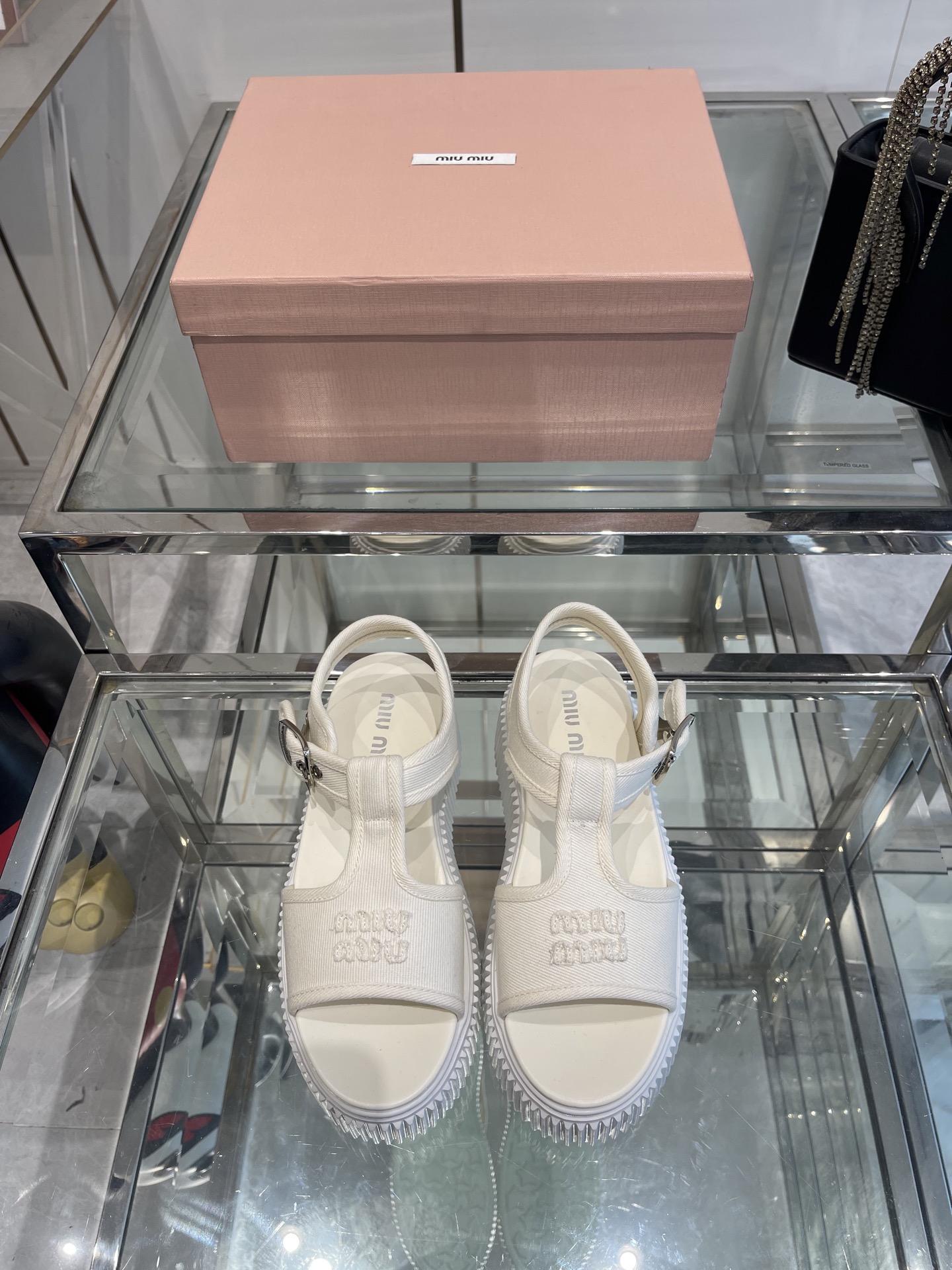 NO:264624,MiuMiu Miu New Spring and Summer Showcasing Cookies Sandals Thick-soled Shoes Simple Sports Shoes Design Recognizable tongue Creates a Buddhist sweet casual style Full of aura and casual match on the feet Long skirt, short skirt, shorts, wear a unique style~~ High density canvas surface Cowhide feet mat inner ip foaming sole height 4.5cm Size 35-40 (40 custom made), sandals, miumiu, sandals, skirts, shorts, cowhide19860909MiuMiu缪缪 春夏新品走秀款饼干凉鞋 厚底鞋 简约的运动板鞋设计 极具辨识度的鞋舌 打造佛系甜美的休闲风 上脚气场十足随意搭配 长裙,短裙,短裤,穿出与众不同的风格~~  高密帆布面 牛皮垫脚内里ip发泡大底高度4.5cm 码数35-40（40定做）,凉鞋,miumiu,sandals,skirts,shorts,cowhide,Women's Shoes