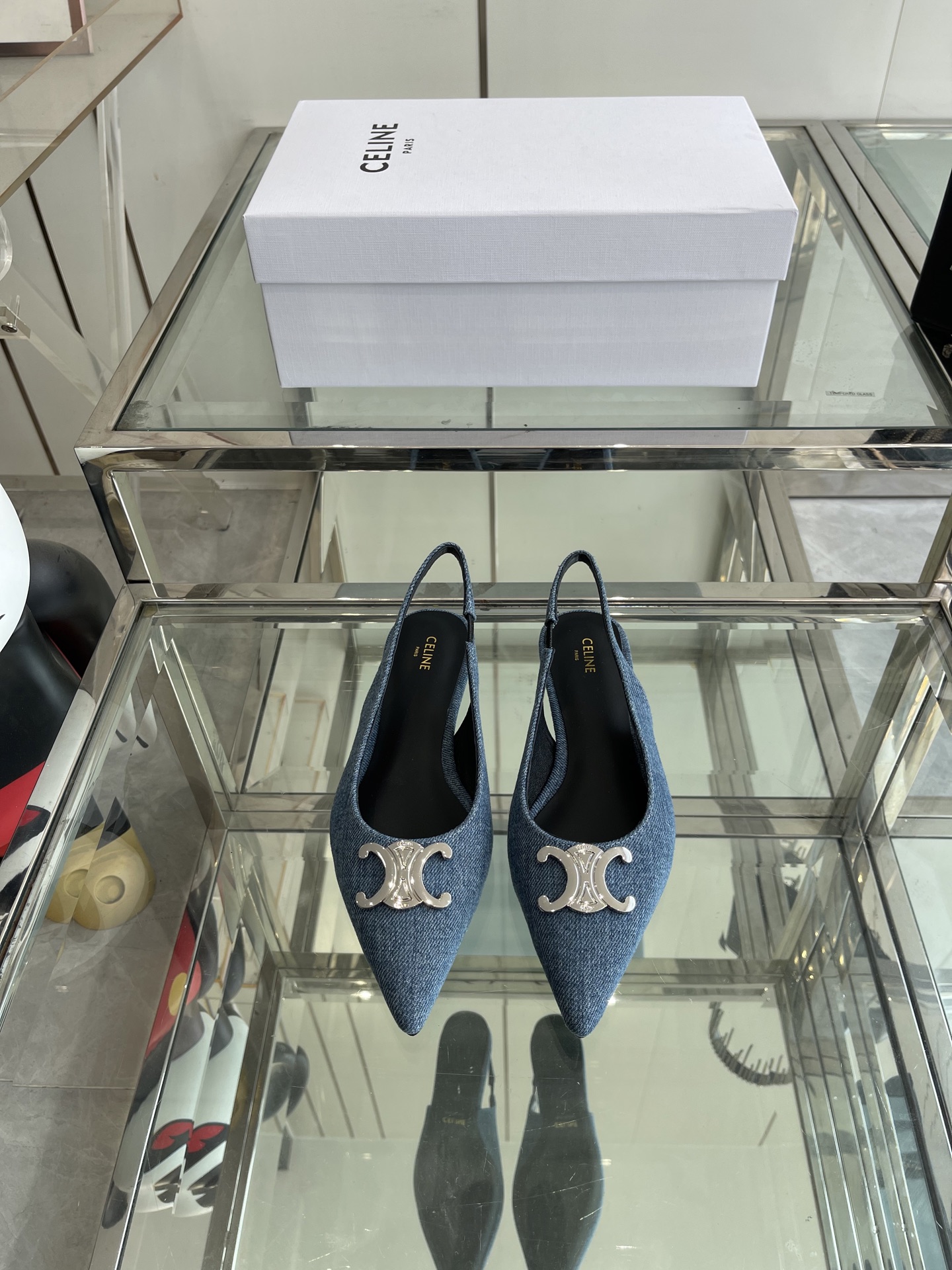 NO:264626,CELINE 2025SS new Arc de Triomphe pointed toe flat, thin heel sandals sexy and pointed toe, sandals clean and neat, super thin legs, whether worn alone or with wide-leg pants, high street and retro, let's make CELINE girls, imported upper, inner lining, shelter inner lining, original leather outsole, size 35-40 (40 customized), sandals, celine, sandals, sheepskin, Leather soles19860909CELINE 思琳 2025SS新款凯旋门尖头平底 细跟凉鞋 性感气质尖头 凉鞋干净利落 超显腿细,无论是单穿还是搭配阔腿裤,高街又复古 一起来做CELINE女孩 鞋面进口牛仔布 内里羊皮内里 大底原版真皮大底 码数35-40（40 订做）,凉鞋,celine,sandals,sheepskin,Leather soles,Women's Shoes