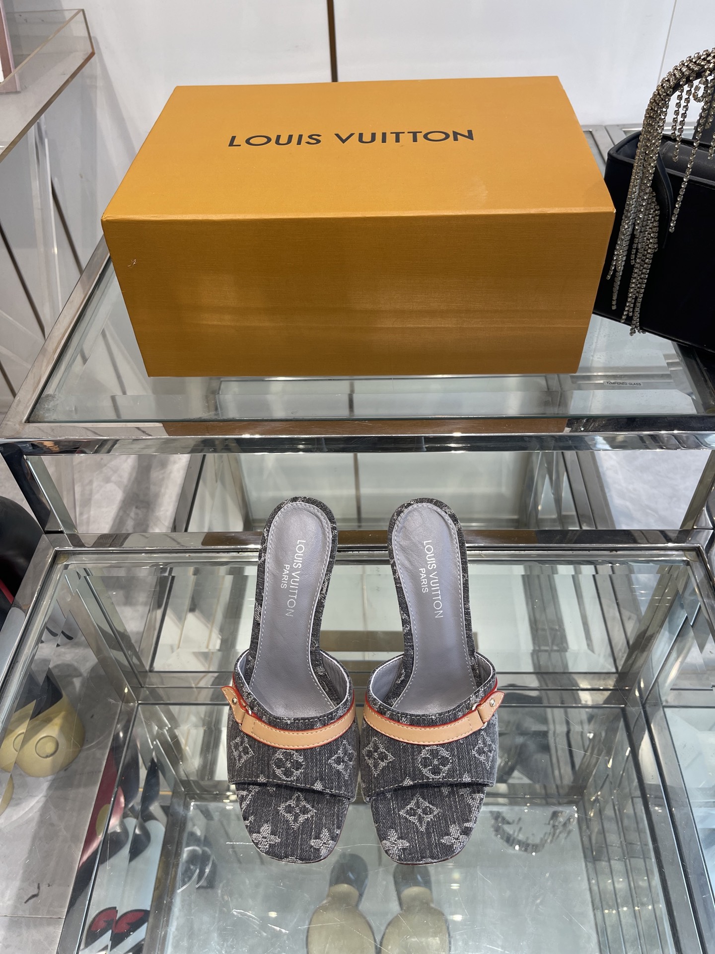 NO:265621,Louis Vuitton 25ss Spring and Summer New Style Cat Heel Flat Sandals lv Classic Logo Uses colors and large-area base colors of the upper as a comparison. It creates the white tricolor or black tricolor element style of the upper, creating another classic style. It is super beautiful and unspeakable fashion. It is no problem for daily versatility, and it has the significance of the changes and development of the times. Kitten heels are super easy to wear, and the summer atmosphere is full of!  Original custom fabric Heel height 9.5cm cowhide inner Italian imported leather outsole Shoe size 35-42 (custom made in 40.41.42), high heel slippers, louis vuitton, louis vuitton, high heels, slippers, cowhide, Leather soles19860909Louis Vuitton 25ss春夏新款 猫跟平底凉拖 lv经典标志logo 采用彩色以及鞋面的大面积底色作为对比 创造出鞋面的白三彩或者是黑三彩元素风格,成就了又一个经典款 上脚超级美腻 说不出来的时尚 日常百搭不在话下,而且很有时代的变迁发展的意义 小猫跟超级好穿,上脚满满的夏日氛围！ 原版定制面料 跟高 9.5cm牛皮内里 意大利进口真皮大底 鞋码35-42（40.41.42订做）,高跟鞋拖鞋,louis vuitton,louis vuitton,high heels,slippers,cowhide,Leather soles,Women's Shoes