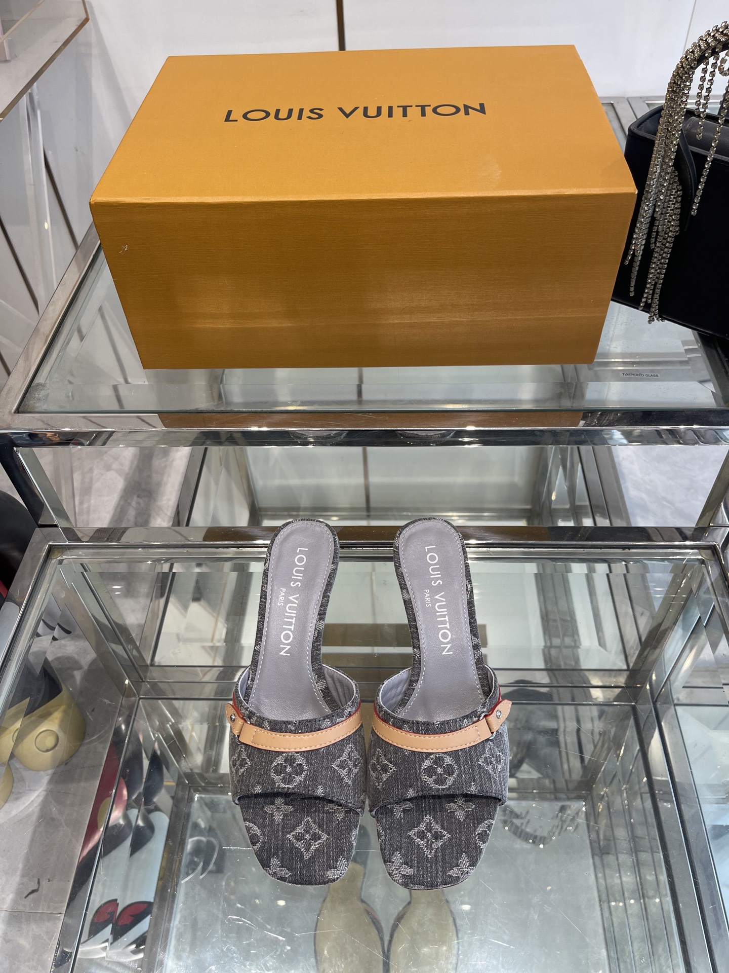 NO:265623,Louis Vuitton 25ss Spring and Summer New Style Cat Heel Flat Sandals lv Classic Logo Uses colors and large-area base colors of the upper as a comparison. It creates the white tricolor or black tricolor element style of the upper, creating another classic style. It is super beautiful and unspeakable fashion. It is no problem for daily versatility, and it has the significance of the changes and development of the times. Kitten heels are super easy to wear, and the summer atmosphere is full of!  Original custom fabric Heel height 5.5cm cowhide inner Italian imported leather outsole size 35-42 (40.41.42 customized), high heels slippers, louis vuitton, louis vuitton, high heels, slippers, cowhide, Leather soles19860909Louis Vuitton 25ss春夏新款 猫跟平底凉拖 lv经典标志logo 采用彩色以及鞋面的大面积底色作为对比 创造出鞋面的白三彩或者是黑三彩元素风格,成就了又一个经典款 上脚超级美腻 说不出来的时尚 日常百搭不在话下,而且很有时代的变迁发展的意义 小猫跟超级好穿,上脚满满的夏日氛围！ 原版定制面料 跟高 5.5cm牛皮内里 意大利进口真皮大底 码数35-42（40.41.42订做）,高跟鞋拖鞋,louis vuitton,louis vuitton,high heels,slippers,cowhide,Leather soles,Women's Shoes