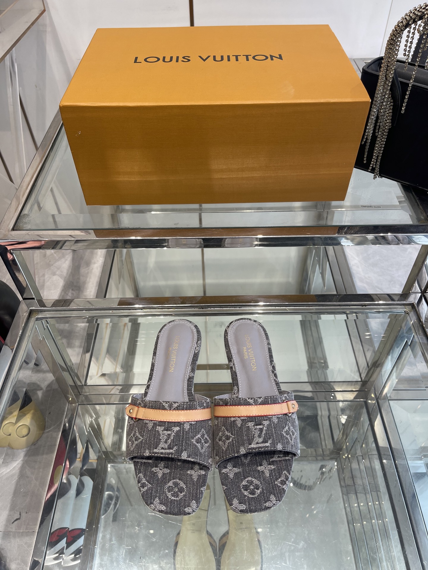 NO:265625,Louis Vuitton 25ss Spring and Summer New Style Cat Heel Flat Sandals lv Classic Logo Uses colors and large-area base colors of the upper as a comparison. It creates the white tricolor or black tricolor element style of the upper, creating another classic style. It is super beautiful and unspeakable fashion. It is no problem for daily versatility, and it has the significance of the changes and development of the times. Kitten heels are super easy to wear, and the summer atmosphere is full of!  Original custom fabric, high heels, flat cowhide inner lining, imported genuine leather outsole, size 35-42 (40.41.42 custom made), high heels, slippers, louis vuitton, louis vuitton, high heels, slippers, cowhide, Leather soles19860909Louis Vuitton 25ss春夏新款 猫跟平底凉拖 lv经典标志logo 采用彩色以及鞋面的大面积底色作为对比 创造出鞋面的白三彩或者是黑三彩元素风格,成就了又一个经典款 上脚超级美腻 说不出来的时尚 日常百搭不在话下,而且很有时代的变迁发展的意义 小猫跟超级好穿,上脚满满的夏日氛围！ 原版定制面料 跟高 平底牛皮内里 意大利进口真皮大底 码数35-42（40.41.42订做）,高跟鞋拖鞋,louis vuitton,louis vuitton,high heels,slippers,cowhide,Leather soles,Women's Shoes