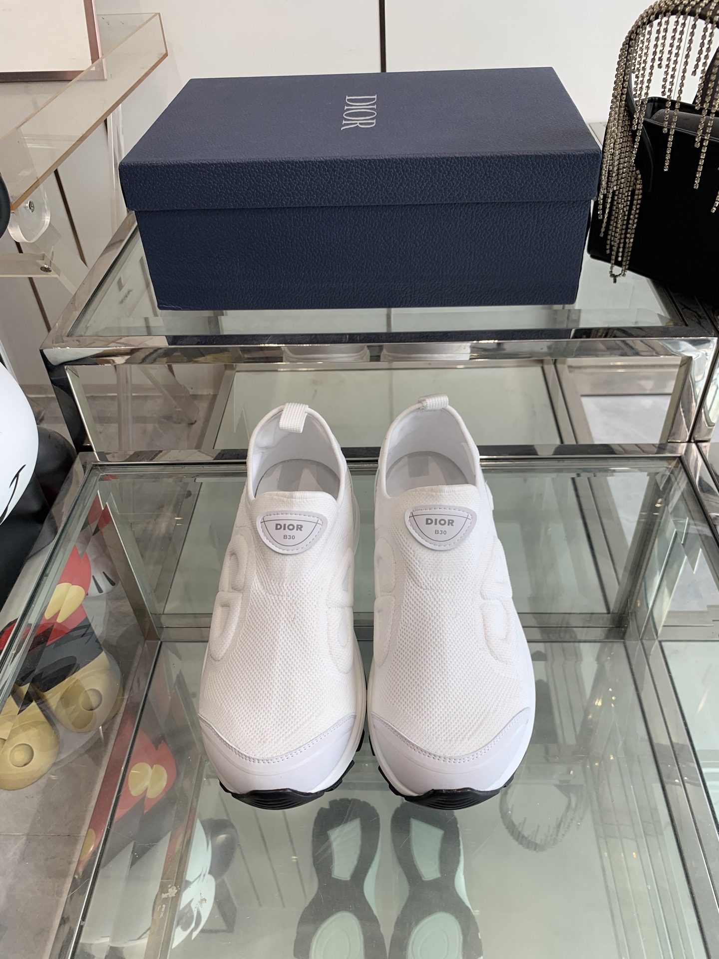 NO:265607,Dior B30 series Countdown Flying Weaving Men's casual sneakers Fashionable and sporty style Pull-out design highlights novelty using black mesh fabric and technological fabrics Elaborately made of the side in the same tone CD30 logo The tongue is decorated with contrasting DiorB30 logo The back is decorated with CD logo The soft and breathable upper complements the light textured rubber sole and is decorated with various classic details Ideal for daily styling. It can be matched with various casual items to create exquisite shapes Original custom-made high-density fly weaving imported breathable mesh in the inner original mold opening IP foaming material Size: Men's 39-45 (customized 38/46), casual shoes/sports, dior, dior, sneakers19860909Dior迪奥 B30 系列 Countdown 飞织 男款休闲运动鞋 时尚而富有运动风范 套穿式设计彰显新意采用黑色网眼织物和科技面料精心制作 侧面饰以同色调 CD30 标志 鞋舌饰以对比鲜明的 DiorB30 标志 后侧则饰以 CD 标志 柔软透气的鞋面与轻盈的纹理效果橡胶鞋底相得益彰 饰以各种经典细节 是日常造型的理想之选 可与各式休闲单品搭配打造精致造型 面料原版定制定制高密度飞织 内里进口透气网面 原版开模IP发泡材质 码数: 男款39-45（可定做38/46）,休闲鞋/运动鞋,dior,dior,sneakers,Women's Shoes