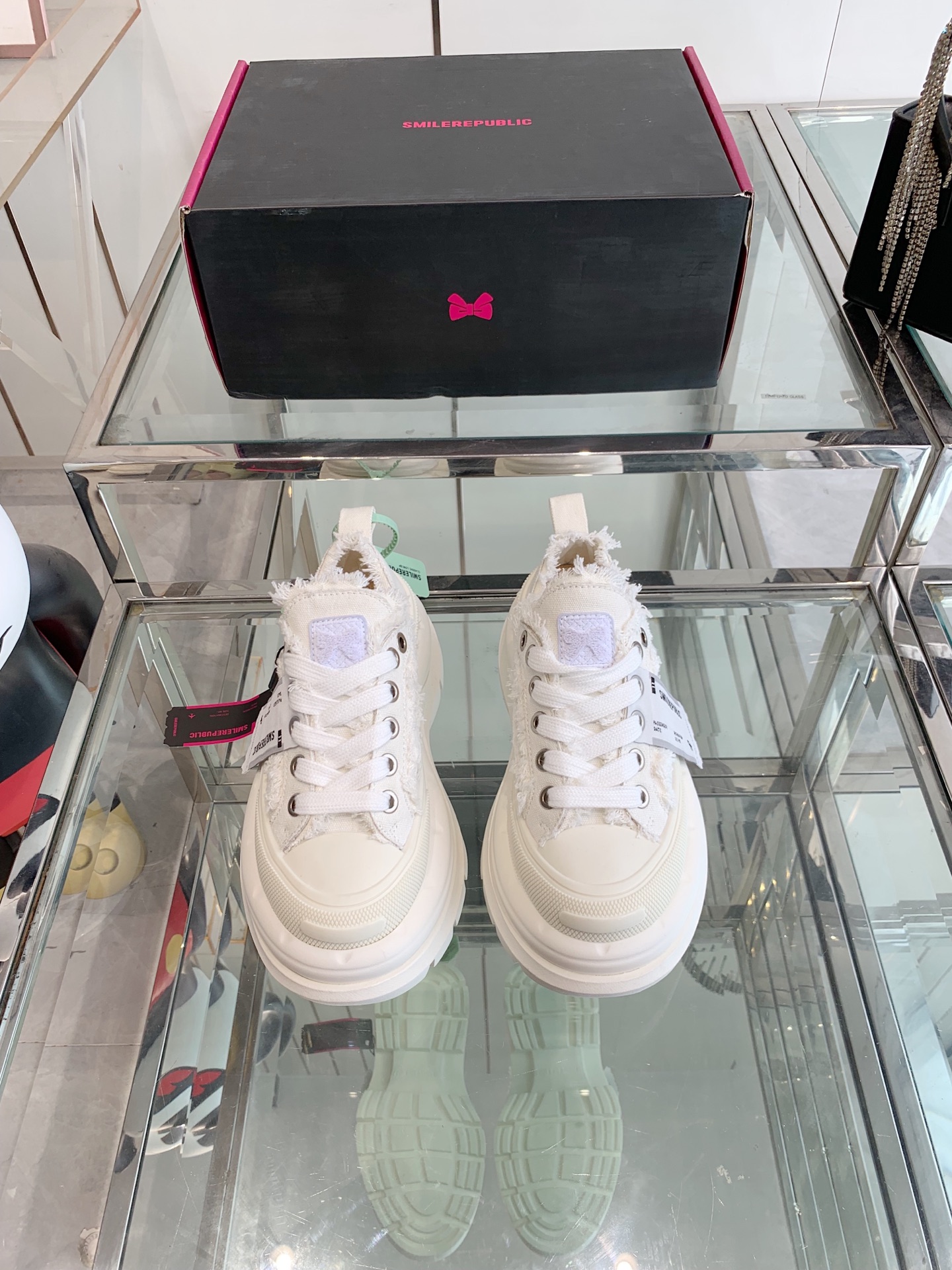 NO:265613,Smilerepublic low-top smile 2.0 series is coming with heavy weight. The thick sole is as soft as the spring. The shoe shape makes the whole leg look very delicate. It instantly turns into a college girl with mid-tube sole. The 7cm sole is light and taller. The thick sole instantly lengthens the body proportions and becomes the focus of fashion. Stable and thick sole. Comfortable material. It doesn't tiring your feet for a long time. Let me shine confidently in the spotlight and gain countless eyes. Many celebrities are on their feet. Size 35-40 for men. 40-45, casual shoes/sports shoes, sneakers19860909Smilerepublic低帮开口笑2.0系列重磅来袭 厚底软得像是自带弹簧 鞋型把整条腿衬得特别秀气,配中筒袜瞬间变身学院少女 7cm大底轻盈又增高 厚底瞬间拉长身材比例,成为时尚焦点 稳固厚底 舒适材质 久穿不累脚 让我在聚光灯下自信闪耀 收获无数目光 众多明星纷纷上脚 码数女35-40男40-45,休闲鞋/运动鞋,sneakers,Women's Shoes