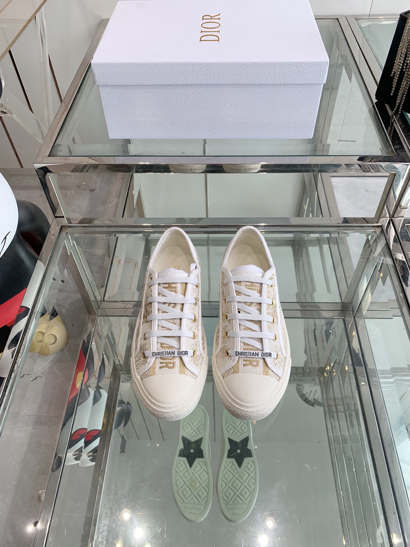 NO:265617,New layout Dior thick-soled casual sneakers adopt full embroidery iconic pattern. Foreign counters are popular non-market ordinary imitation version. The fabric is imported from Italy. Embroidered upper. Original mold glue-injected logo matte five-pointed star outsole. The inner imported lambskin. Injection molding mold Logo foaming footbed. Size 35-41 (40 41 customized). Casual shoes/sports shoes, dior, dior, sneakers, sheepskin.19860909新版面 Dior迪奥 厚底休闲运动鞋 采用全刺绣标志性图案 国外专柜爆款非市场普通仿版 面料采用意大利进口布料 刺绣鞋面 原版模具注胶Logo磨砂五角星大底 内里进口小羊皮 注塑成型模具Logo发泡垫脚  码数35-41（40 41定做）,休闲鞋/运动鞋,dior,dior,sneakers,sheepskin,Women's Shoes