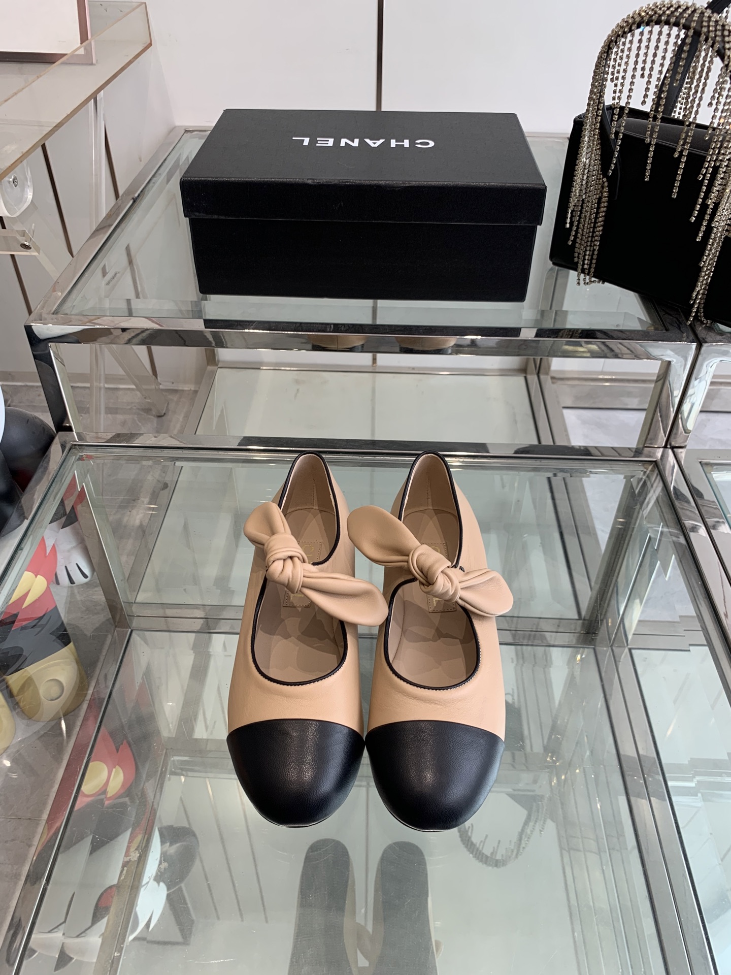 NO:265598,Chanel Chanel New early spring Milan show Marie Jane shoes, high-version shipment, popular pictures on major social platforms, texture is very soft and comfortable, original imported mauni cloth upper, mixed-bred sheepskin footbed, Italian leather outsole, size 35-39 (40 41 customized), Mary Jane, chanel, chanel, mary jane, sheepskin, Leather soles19860909Chanel 香奈儿 新款早春米兰走秀玛丽珍鞋 高版本出货 各大社交平台热门晒图质感上脚是非常柔软舒服的 原版进口毛尼布鞋面 混种羊皮垫脚 意大利真皮大底 码数35-39（40 41定做）,玛丽珍,chanel,chanel,mary jane,sheepskin,Leather soles,Women's Shoes