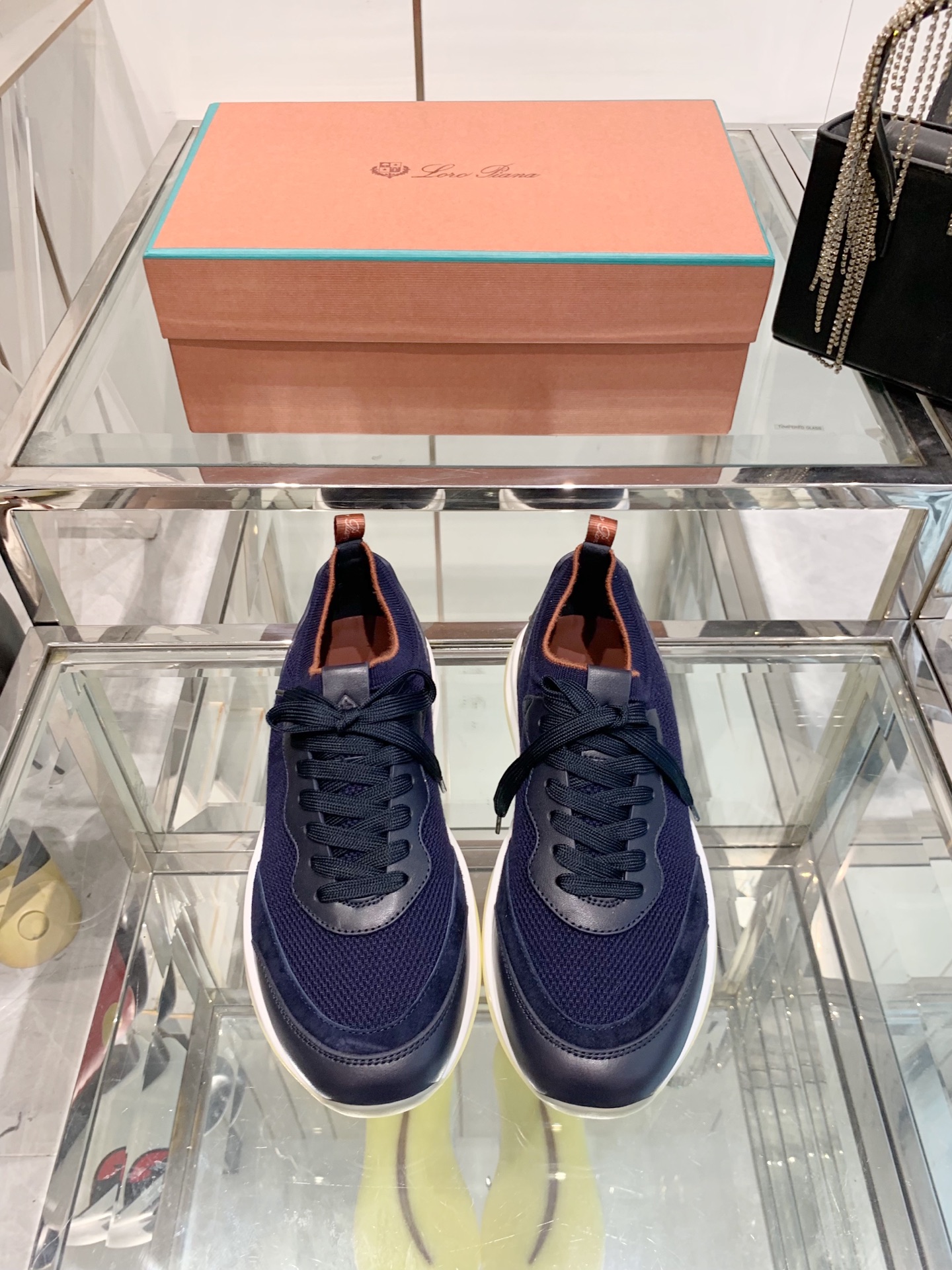 NO:265592,Loro Piana Flexy Walk Men's sneakers are made of Wish knitted wool with special craftsmanship. Light and comfortable. Great for casual relaxation. Featured imported wool. The upper is made on a loom like a sweater and then paired with a light sole. Ribbed elastic laces with Kummel trim White outsole with Kummel sole with a Kummel sole with a Loro Piana acronym repeat pattern. Kummel lifting ring with Loro Piana logo tones cowhide. Naba cowhide insole size 39-45, casual shoes/sports shoes, loro piga, sneakers, sweaters, cowhide19860909Loro Piana 诺悠翩雅 Flexy Walk 男款运动鞋 这款运动鞋鞋面采用 Wish 针织羊毛以专门工艺制成 轻盈舒适 非常适合休闲放松时穿着. 精选进口羊毛 鞋面像毛衣一样在织布机上制成,随后配以轻便鞋底. 罗纹松紧带鞋口搭配 Kummel 色饰边 白色鞋外底配Kummel 色鞋底 印有 Loro Piana 首字母缩写重复图案 Kummel 色提拉环带有 Loro Piana 标识同色牛皮革细节 納巴牛皮革内底 码数39-45,休闲鞋/运动鞋,loro piana,sneakers,sweaters,cowhide,Women's Shoes