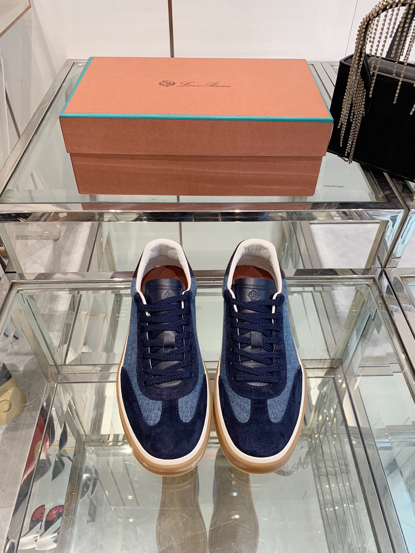 NO:265589,Men's Loro Piana Nuoyou Pianya Des-School Shoes Casual Board Shoes This new suede tennis shoe features an ultra-low top design, suitable for year-round wear. The edged sole creates a relaxed and charming color combination, harmoniously integrating functionality with low-key personality style. Create an ideal shoe choice for urban clothing. The heel is decorated with Kummel color insert soft calfskin tongue, imprinted LP logo cotton lace upper, cow section suede sole Rubber lining calfskin fabric Original custom head layer cowhide inner Custom calfskin lining outsole Original open mold anti-slip rubber material Size 39-45, casual shoes/sports shoes, loro piano, loro piano, sneakers, cowhide19860909男款Loro Piana 诺悠翩雅 德训鞋 休闲板鞋 这款新款绒面革网球鞋采用超低帮设计,适合全年穿着.包边鞋底营造轻松迷人的色彩组合,将功能性与低调个性风格和谐融合.打造都市着装的理想鞋履选择.鞋跟处饰以Kummel色嵌片柔软小牛皮鞋舌,压印LP徽标棉质鞋带鞋面,牛剖层绒面革鞋底 橡胶衬里小牛皮 面料 原版定制头层牛皮 内里 定制小牛皮里 大底 原版开模防滑橡胶材质 码数39-45,休闲鞋/运动鞋,loro piana,loro piana,sneakers,cowhide,Women's Shoes