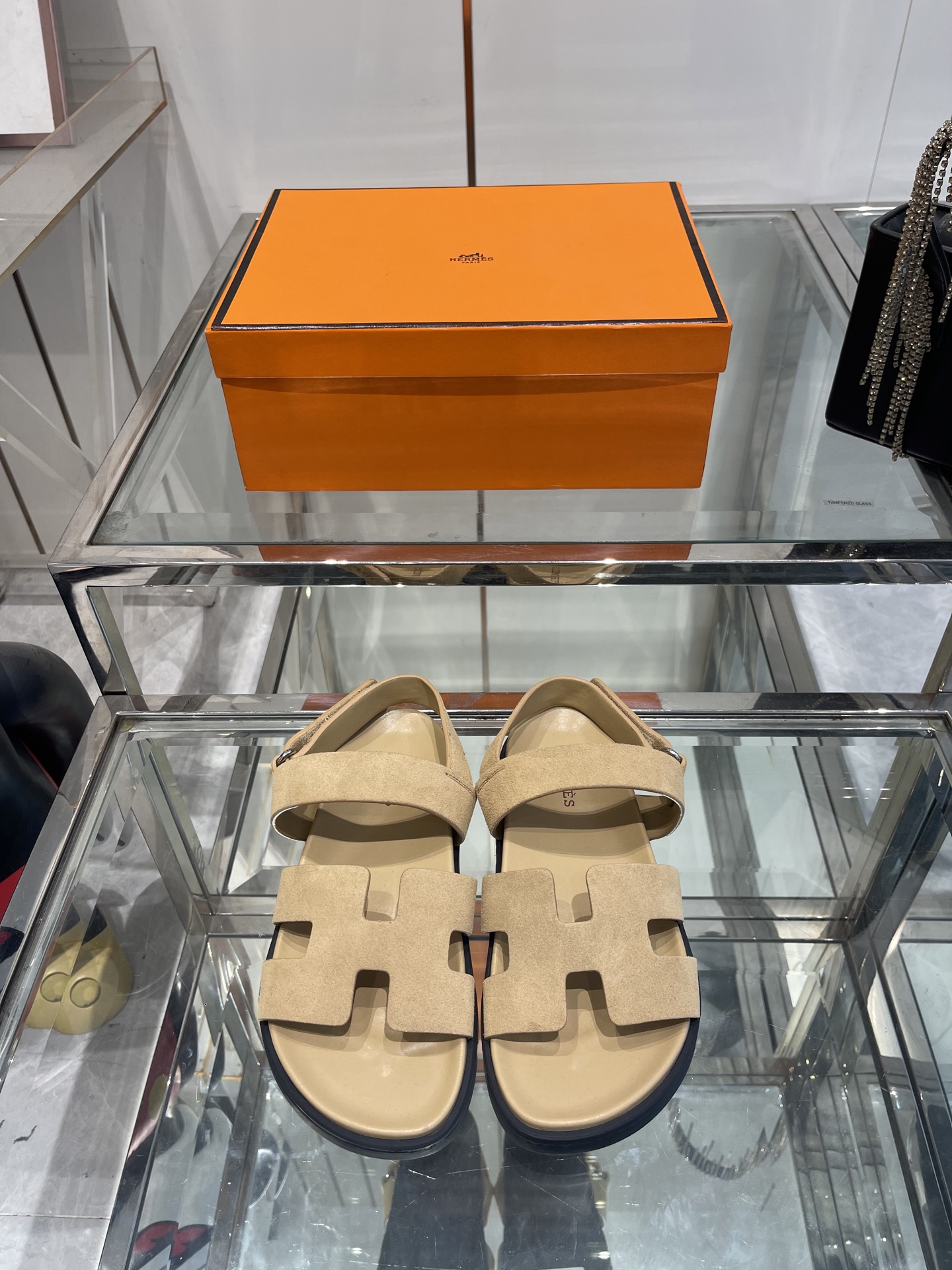 NO:387954,Men's 10 HERMES Second uncle's slipper series Classic style, feel of cloud-like footwear, barefoot or paired with socks, they are all fashionable and not as fashionable as they are super cute. I really need versatile slippers in summer. They look good no matter how they match. The casual and advanced feeling is also great. It is also very comfortable to match with various colored socks. It is very fashionable. Super good-looking and versatile. Upper cowhide inner cowhide. Original mold opening TPU, anti-slip sole. Size 35-40. Men's 39-44. Sandals, hermes, hermes, sandals, slippers, cowhide, socks19860909男10 HERMES爱马仕 二舅拖鞋系列 经典款 踩云脚感 光脚或者搭配个袜子穿,都时髦的不行哦超可爱 夏天真的太需要百搭拖鞋了 怎么搭配都好看 随意且高级的感觉舒适度也很棒 搭配各种彩色袜子 潮爆了 超好看百搭 鞋面 牛皮 内里 牛皮 原版开模TPU、防滑大底 码数女35-40 男39-44,凉鞋,hermes,hermes,sandals,slippers,cowhide,socks,Women's Shoes