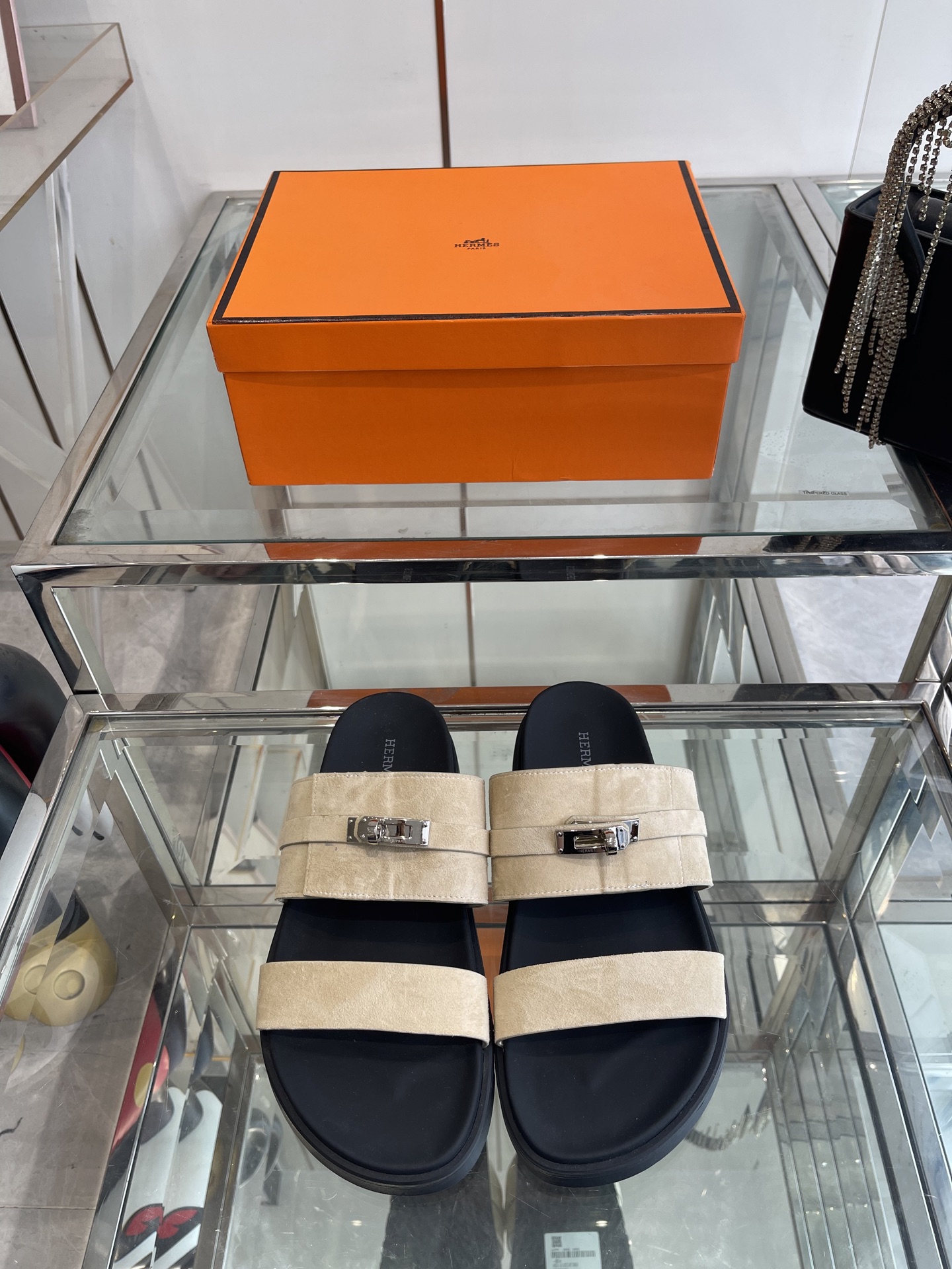 NO:387950,Men's 10 Hermes calfskin functional sandals with ergonomic rubber sole and classic Kelly shoe buckles to create an everyday elegance Black rubber sole Palladium-plated shoe buckle Black calfskin insole Natural lambskin lining Size 35-44, slippers, hermes, hermes, sandals, slippers, cowhide19860909男10 Hermes 爱马仕 小牛皮机能凉鞋 搭配人体工学橡胶鞋底和经典Kelly鞋扣 打造日常优雅风范 黑色橡胶鞋底 镀钯鞋扣 黑色小牛皮内底 自然色羊羔皮内衬 码数35-44,拖鞋,hermes,hermes,sandals,slippers,cowhide,Women's Shoes