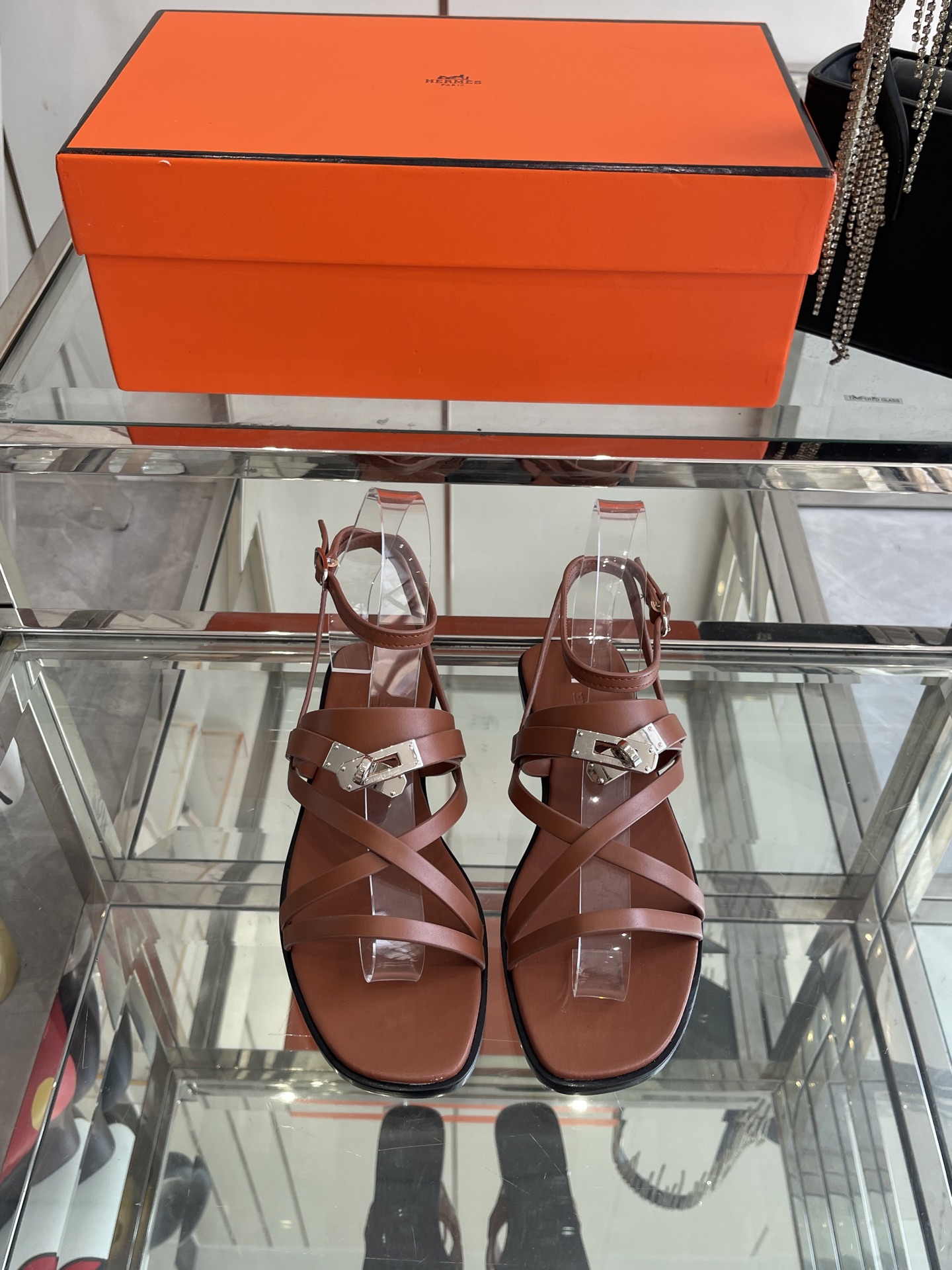 NO:387946,Top version Hermes June sandal series H-Home Kelly buckle thin-band Roman sandals Calfskin sandals Paired with classic palladium-plated Kelly shoe buckles and straps. Create a simple look, which can be said to be a summer companion. Customized calfskin upper, inner footbed cowhide, sole double-layer Italian A-grade leather outsole, size 35-39 (customized for 40.41), sandals, hermes, hermes, sandals, cowhide, Leather soles19860909顶级版本 Hermes 爱马仕 June sandal系列 H家Kelly扣细带罗马凉鞋 小牛皮凉鞋 搭配经典镀钯Kelly鞋扣和袢带.打造简约造型,可谓夏日良伴 鞋面定制小牛皮 内里垫脚牛皮 鞋底双层意大利A级真皮大底 码数35-39（40.41定做）,凉鞋,hermes,hermes,sandals,cowhide,Leather soles,Women's Shoes