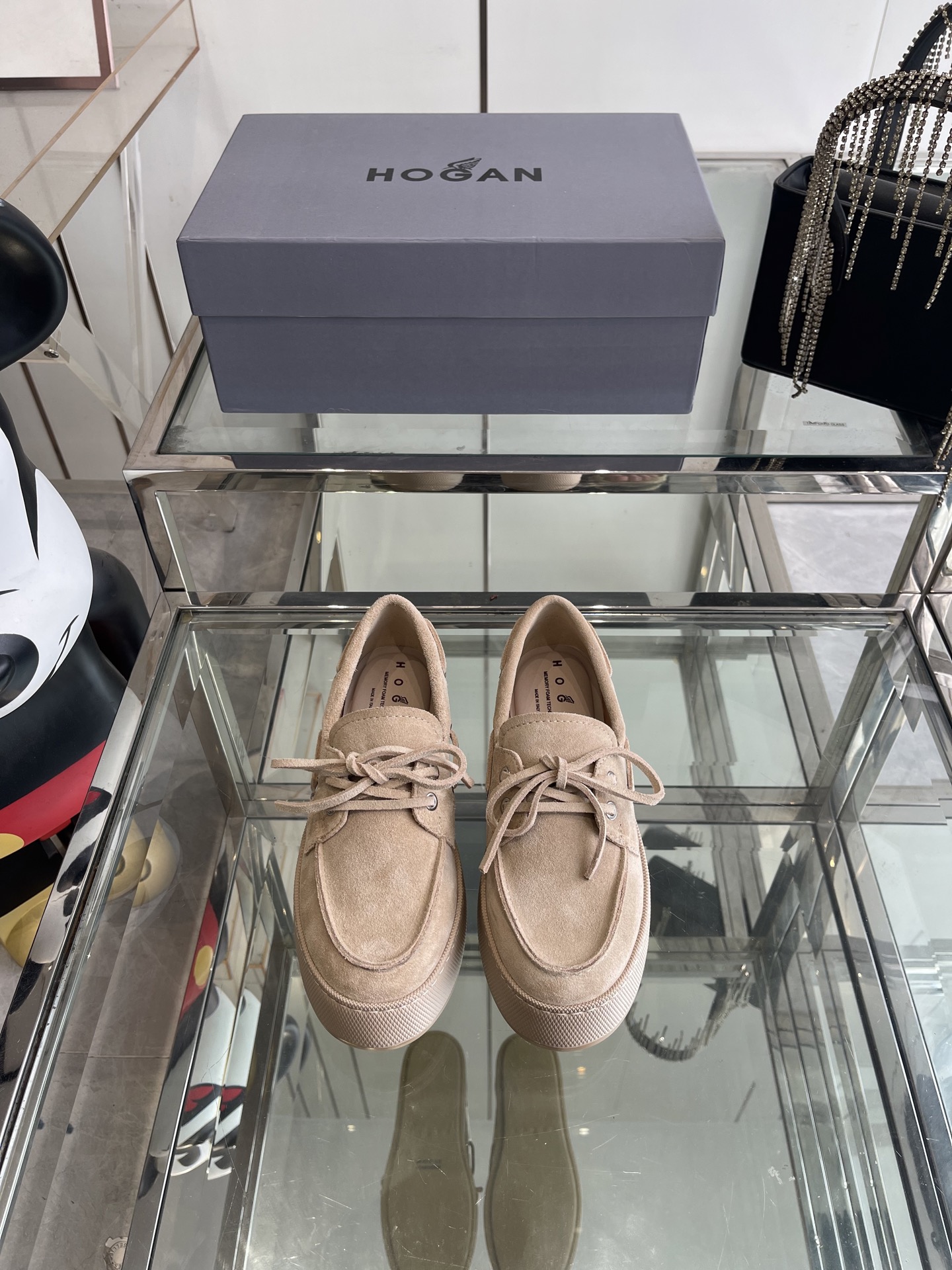 NO:387983,HOGAN New H-Wrap series H681 strap loafers Hogan's suede pedal is made of soft suede material, fits the foot shape, is easy to put on and take off, memory foam inner, super comfortable to put on and off, thick-soled shoes with one foot make it look long legs, soft and elastic, does not tiring your feet easily, youthful vitality, light soles show upright posture, memory foam insoles are cushioned and comfortable, and are wrapped in the same material as the upper part of the upper, the super large platform sole memory foam insole 5mm, EVA outsole total height 6.5cm, size 35-40 (customized for 40), loafers, loafers, chamois leather19860909HOGAN 新品 H-Wrap系列H681绑带乐福鞋 Hogan这款麂皮一脚蹬采用柔软麂皮材质 贴合脚型 穿脱方便 记忆泡沫内里 上脚超舒服 一脚蹬厚底鞋又显腿长,软弹不累脚 轻松拿捏青春活力 轻便鞋底尽显挺拔身姿 记忆泡沫鞋垫缓震舒适 采用与鞋面上部相同的材质包裹超大平台鞋底记忆泡沫内底5mm EVA外底总高度6.5cm 码数35-40（40定做）,乐福鞋,loafers,chamois leather,Women's Shoes