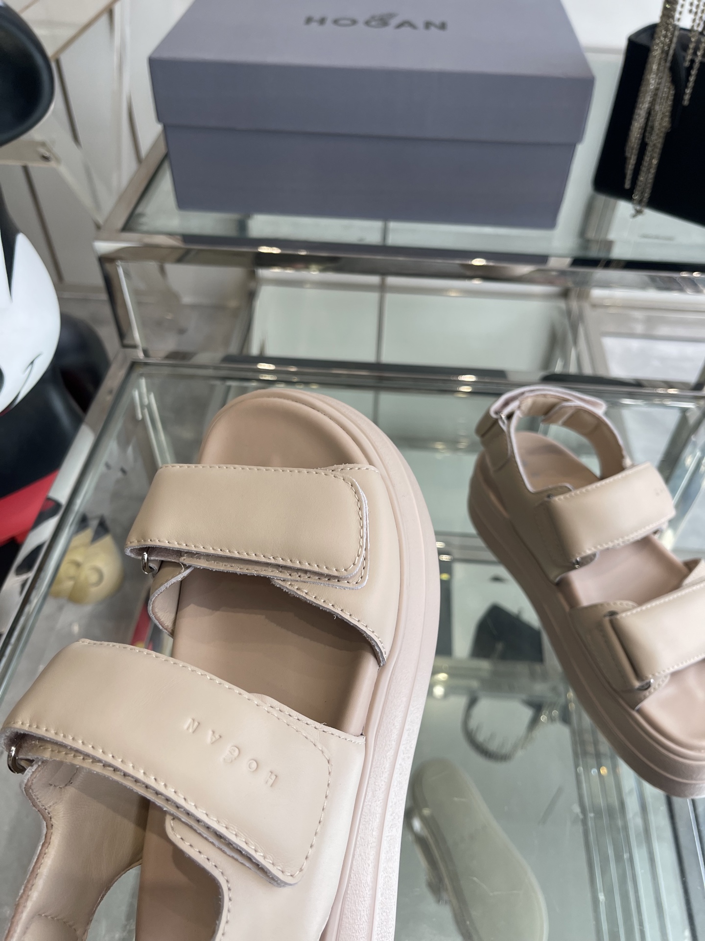 Hogan Skyscraper Sandals: Redefining Summer Footwear with Aesthetics and Comfort - 图片 6
