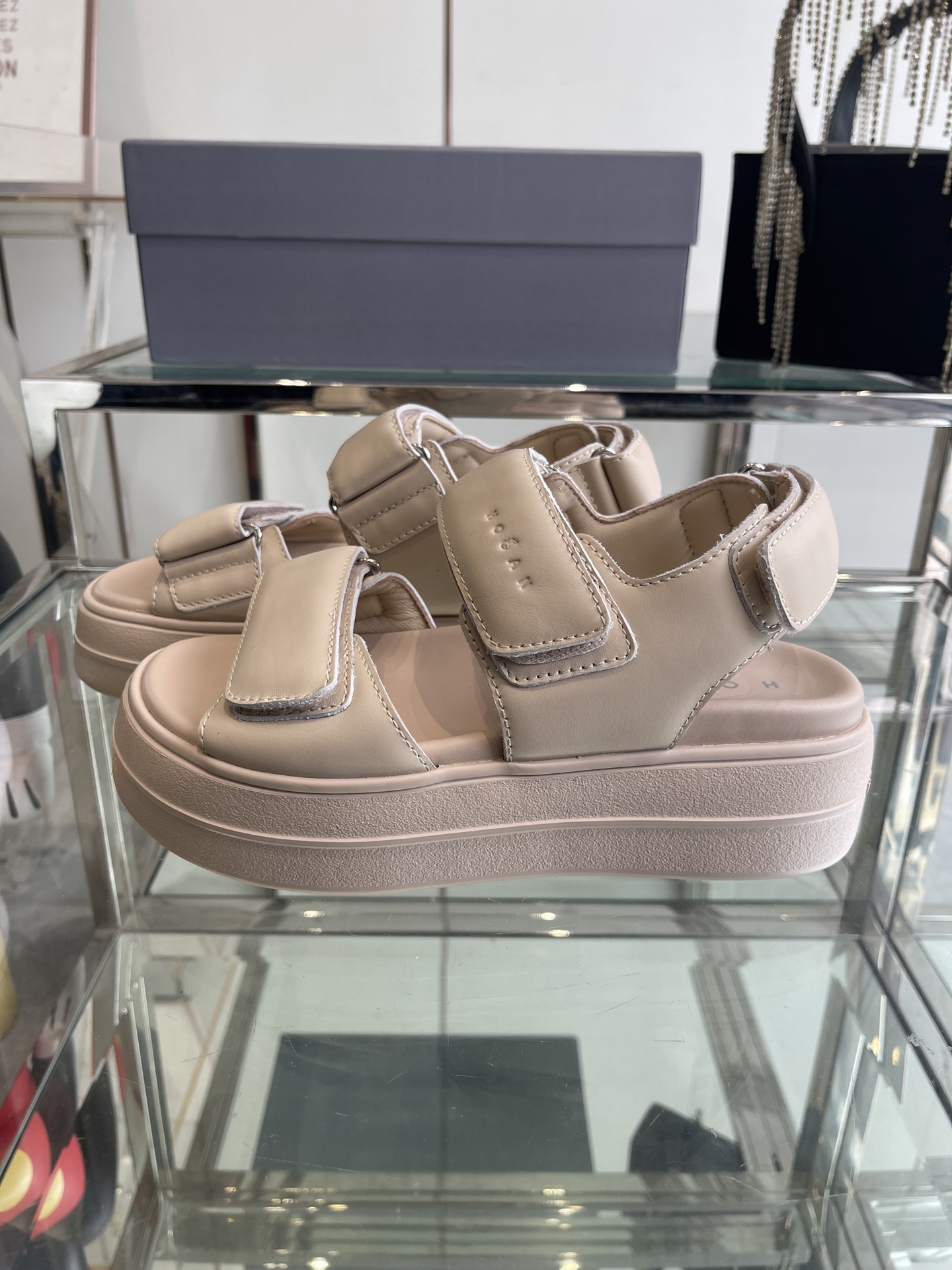 Hogan Skyscraper Sandals: Redefining Summer Footwear with Aesthetics and Comfort - 图片 2