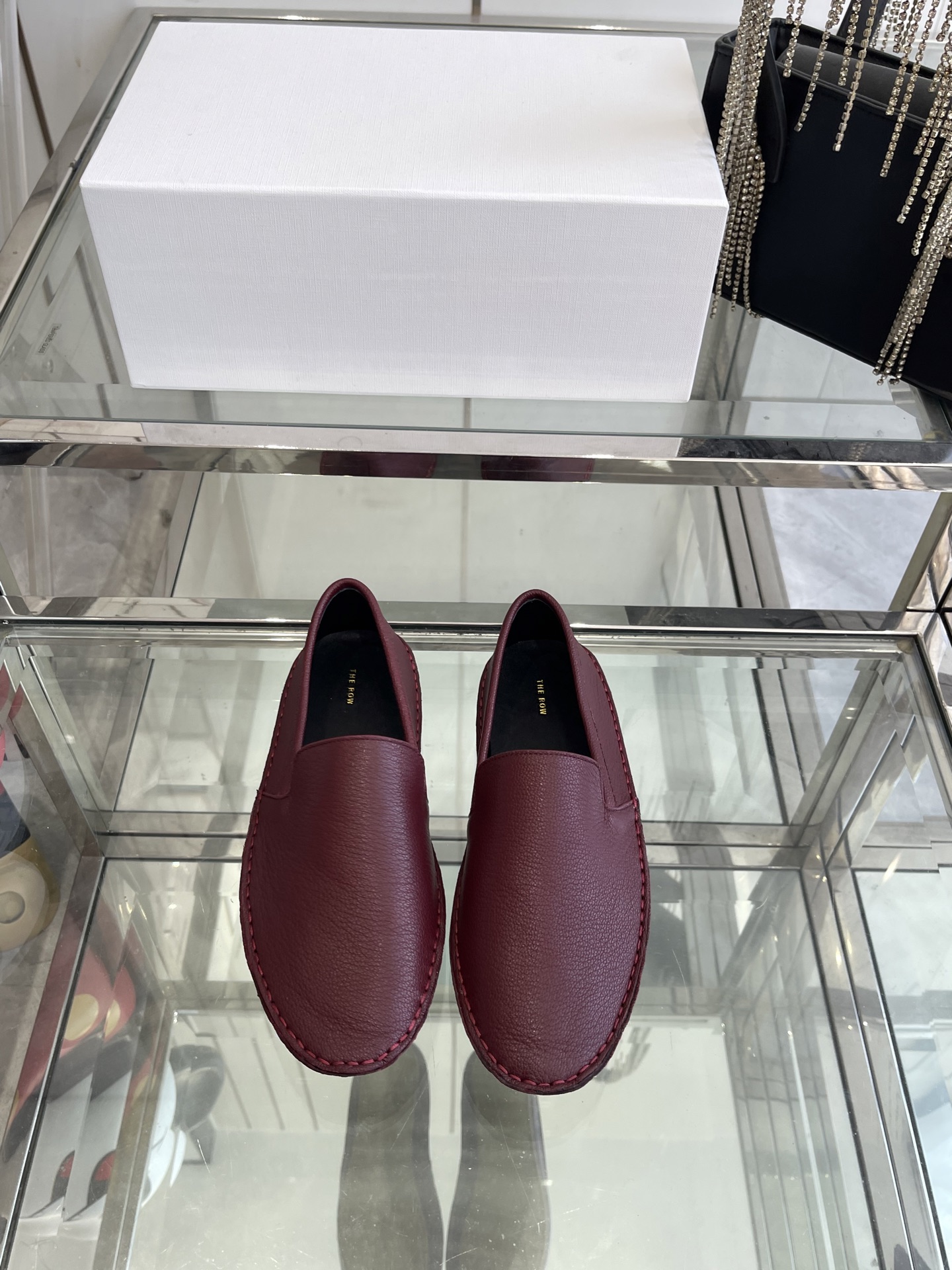 NO:387970,The row leather minimalist flat-soled loafers bagging craftsmanship!  The foot feel is really the most comfortable style I have ever worn in history, so soft!  The socks must take it away. It has a high-end and simple feeling, in fact, in addition to being beautiful, its comfort is really easy to wear so hard that it is reluctant to take it off!  Matched with jeans, suit pants, skirts without any incongruousness, original imported soft cowhide, sole original sole, size 35-39 (40 customized), loafers, skirts, jeans, business suit, cowhide19860909The row真皮极简一脚蹬 平底乐福鞋 套包工艺！脚感真的是史上我穿过最最舒服的款式太柔软啦！磨脚星人一定要收了它 有一丢高级又简约的感觉其实除了好看以外它的舒适度真的是好穿到舍不得脱下来啦！搭配牛仔裤 西装裤 半身裙都毫无违和感 面料原版进口软牛皮 鞋底原版鞋底 码数35-39（40订做）,乐福鞋,loafers,skirts,jeans,business suit,cowhide,Women's Shoes