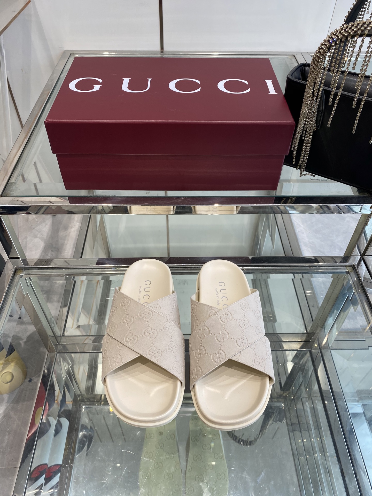 NO:387956,Gucci Spring and Summer New Products Slippers Craftsmanship Creative Embellishment The latest design that can be seen is infused with a touch of exquisite elegance Original custom cowhide Customized sheepskin Inside Original anti-slip rubber outsole Size 35-40 (40 customized), slippers, gucci, slippers, cowhide, sheepskin19860909Gucci 春夏新品 拖鞋 匠心打造 缀饰一眼可辨的最新设计 整个设计注入一抹精致优雅气息 原版定制牛皮 内里定制羊皮  原版防滑橡胶大底 码数35-40（40订做）,拖鞋,gucci,slippers,cowhide,sheepskin,Women's Shoes
