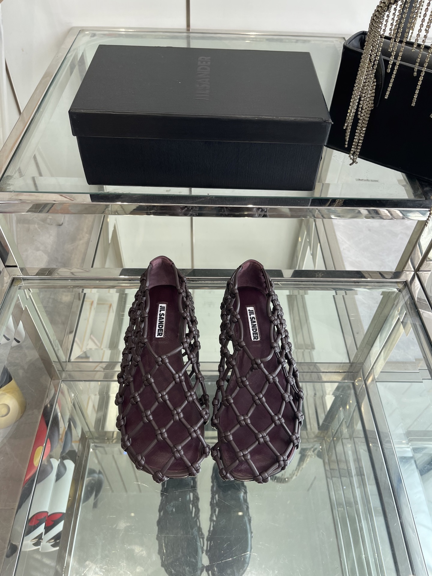 NO:387952,Jil sander Jil Sandar Early Spring Sandals Series Fishnet Weaving Single Shoes This is really amazing. It's so fashionable that it's so fashionable that it's so fast that it's so cool. I can't expect that there is any reason to reject this sandal. Any concave style is perfectly minimalist and crafted. A must-have for fashionable essence. No complicated decoration. A very good sense of vintage. Pure and minimalist. It's neat and poetic. Super versatile and not easy to match. Standard for daily vacation. The upper is imported mixed-bred sheepskin. Inner footbed sheepskin. Italian imported leather outsole. Size 35-40 (customized for 40), single shoes, jil sander, sandals, sheepskin, Leather soles19860909Jil sander 吉尔·桑达 早春凉鞋系列 渔网编织单鞋 这款真的绝了 时髦到飞起 想不到有任何理由可以去拒绝这款凉鞋 随便凹个造型都满分极简主义当头编制 时髦精绝对不能错过的必入款 没有任何繁杂装饰 质感极好的vintage感 纯粹和极简做得利落又诗意 超级百搭不易撞款 日常度假标配 鞋面采用进口混种羊皮 内里垫脚羊皮 意大利进口真皮大底 码数35-40（40定做）,单鞋,jil sander,sandals,sheepskin,Leather soles,Women's Shoes