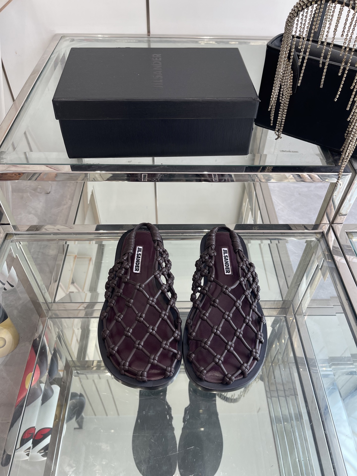 NO:387944,Jil sander Jil Sandar Early Spring Sandals Series Fishnet Weaving Single Shoes This is really amazing. It's so fashionable that it's so fashionable that it's so fast that it's so cool. I can't expect that there is any reason to reject this sandal. Any concave style is perfectly minimalist and crafted. A must-have for fashionable essence. No complicated decoration. A very good sense of vintage. Pure and minimalist. It's neat and poetic. Super versatile and not easy to collide. Standard for daily vacation. The upper is imported mixed-bred sheepskin. The inner footbed sheepskin. Italian imported genuine leather soles. Size 35-40 (customized for 40), semi-torque, jil sander, sandals, sheepskin, Leather soles.19860909Jil sander 吉尔·桑达 早春凉鞋系列 渔网编织单鞋 这款真的绝了 时髦到飞起 想不到有任何理由可以去拒绝这款凉鞋 随便凹个造型都满分极简主义当头编制 时髦精绝对不能错过的必入款 没有任何繁杂装饰 质感极好的vintage感 纯粹和极简做得利落又诗意 超级百搭不易撞款 日常度假标配 鞋面采用进口混种羊皮 内里垫脚羊皮 意大利进口真皮大底 码数35-40（40定做）,半拖,jil sander,sandals,sheepskin,Leather soles,Women's Shoes