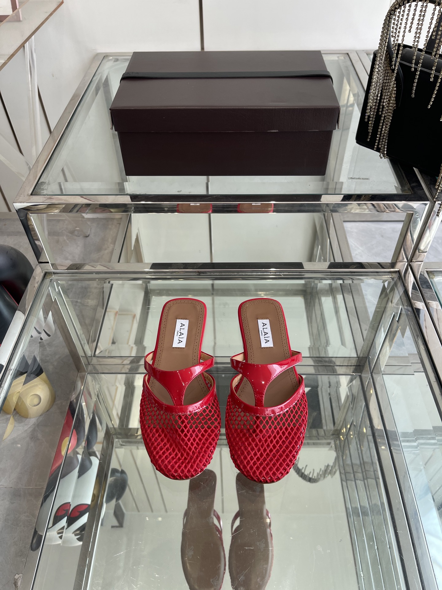 NO:387948,ALAIA 25ss Spring and Summer New Flat-soled Fishing Net Clip-toe Slippers This mesh clip-toe slippers are made of exquisite double-material structure, blending leather flip-flops and fishing net upper and patent leather to show off the sense of fashion!  Shoes Super chic design has a unique and elegant feeling. The style of the mesh clip is hidden. The unique style is matched with different styles. A must-have fashion item for summer. Different styles can be easily controlled. Whether it is jeans, suit pants, or pleated skirts, it can enhance your outfit to fashion elegance and excellence. The upper is original molded fishing net/cow patent leather. Inner footbed sheepskin. Original Italian leather outsole. Size 35-39. Semi-torch, alaia, slippers, skirts, jeans, business suit, sheepskin, Leather soles.19860909ALAIA 阿莱亚 25ss春夏新款 平底渔网 夹趾拖鞋 这款网面夹趾拖鞋 采用精巧双材质结构 融合皮革人字拖和渔网鞋面与漆皮的混搭 将时尚感尽显无遗！ 鞋 超级别致的设计有种独特优雅气息的感觉 网面夹脚的款式隐藏起来 独特风格配上不同款式 夏日的必备时尚单品 不同风格都能轻松驾驭 无论牛仔裤 西装裤 还是百褶裙 都能将你的穿搭提升到时尚优雅和卓越之中 鞋面原版开模渔网/牛漆皮 内里垫脚羊皮 原版意大利真皮大底 码数35-39,半拖,alaia,slippers,skirts,jeans,business suit,sheepskin,Leather soles,Women's Shoes