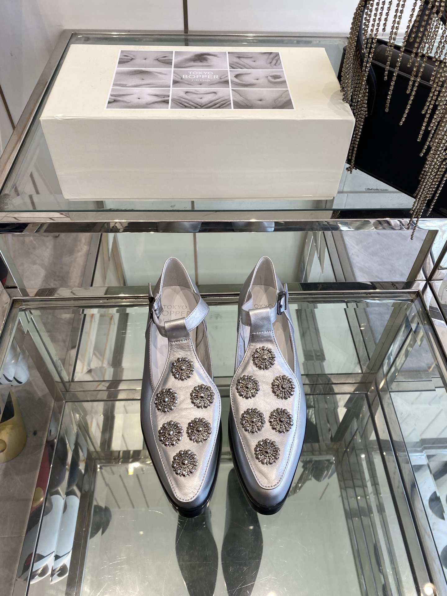 NO:387939,Tokyo Bopper 25ss Spring and Summer New Pearl Mary Jane Leather Shoes Niche Trendy Brand Really beautiful New Niche Brand Every color looks good and has a unique design Every pair is handmade with flowers and beautiful flowers. Every color has a unique outfit. Every style matches are exclusive to everyone. Beauty is different. Super comfortable to put on the feet. The style is also very friendly. It uses original imported cowhide upper, inner foot pad sheepskin Original custom Italian leather outsole. Size 35-40 (40 customized), Mary Jane, mary jane, cowhide, sheepskin, Leather soles19860909Tokyo Bopper 25ss春夏新款珍珠 玛丽珍小皮鞋 小众潮牌 真的的美死了新款小众品牌 每一个颜色都很好看 具有独特的设计 每一双都是手工制作 鞋面繁花 有繁花似锦的美意 每一个款颜色都有独特的穿搭 搭配出的每种风格 都是每个人的专属 美丽各有不同 上脚超级舒适 版型也很友好. 采用原版进口牛皮鞋面 内里垫脚羊皮 原版定制意大利真皮大底 码数35-40（40 定做）,玛丽珍,mary jane,cowhide,sheepskin,Leather soles,Women's Shoes