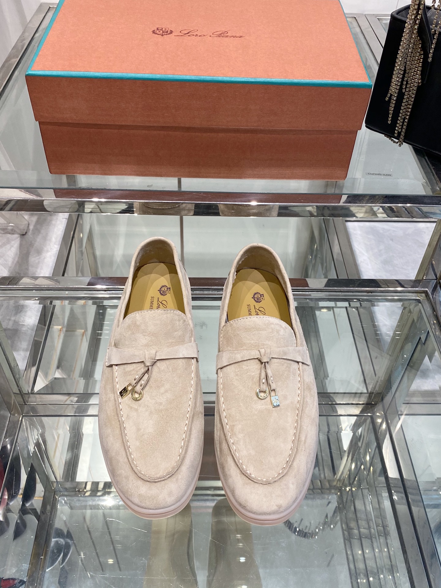 NO:387929,Men's Loro Piana Nuoyou Pianya One-foot loafers Original wide sole wide sole uses imported water dyed sheep skin Cowhide inner cowhide midsole All-round one-to-one restoration of the counter process flow All cowhide pulling process flow Exclusive original mold wide sole Comparison of entry and exit at will Number 39-45, loafers, loro pigafers, cowhide19860909男款 Loro Piana 诺悠翩雅 一脚蹬乐福鞋  原版大底宽底 采用进口水染羊津皮 牛皮内里 牛皮中底  全方位一比一复原专柜工艺流程 中底部全牛皮拉绑工艺流程 独家原版开模宽底 随意进出专柜对比 码数39—45,乐福鞋,loro piana,loafers,cowhide,Women's Shoes